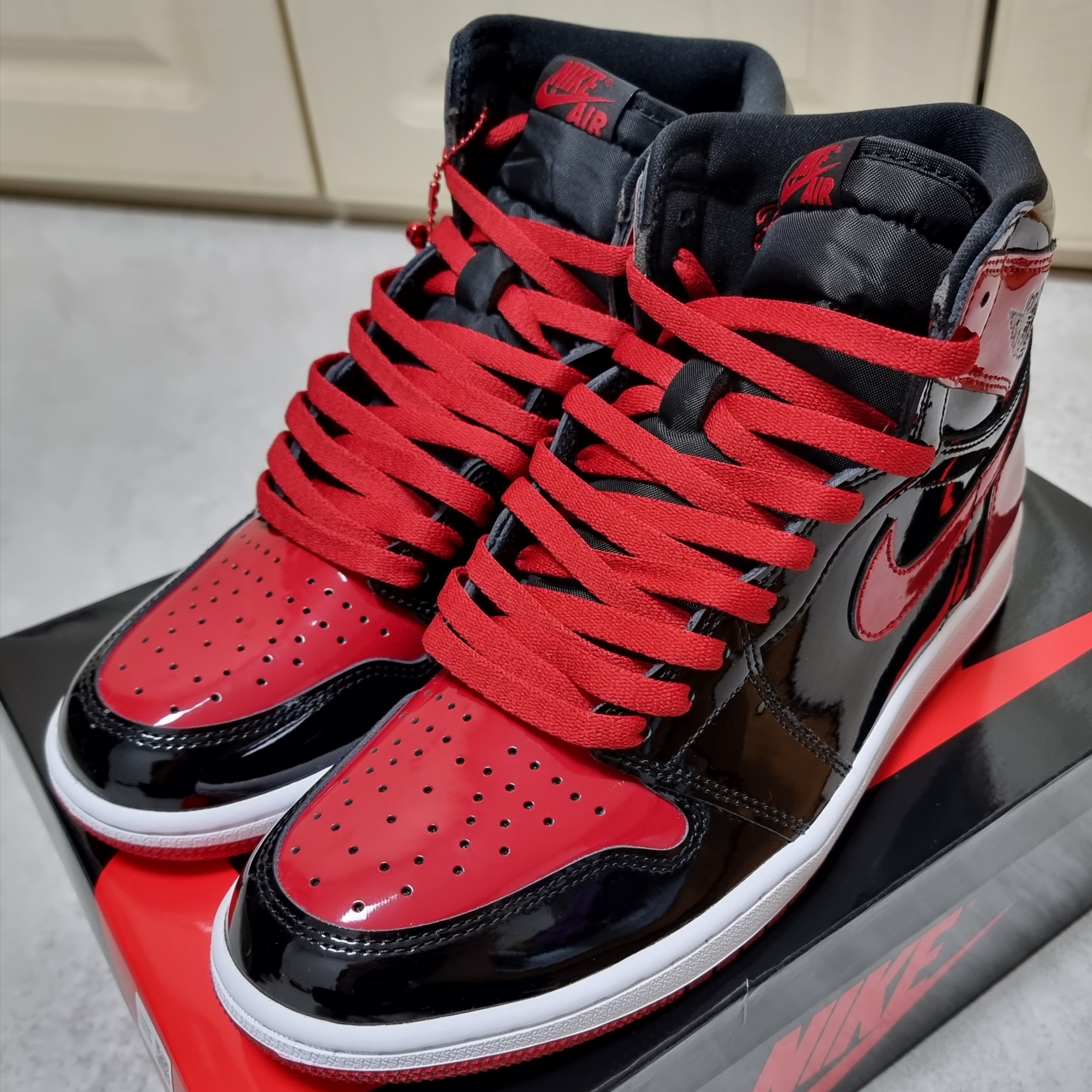 Jordan 1 Retro High OG Patent Bred, Zara Leather Cross Bag Black 착용 스타일 - 4