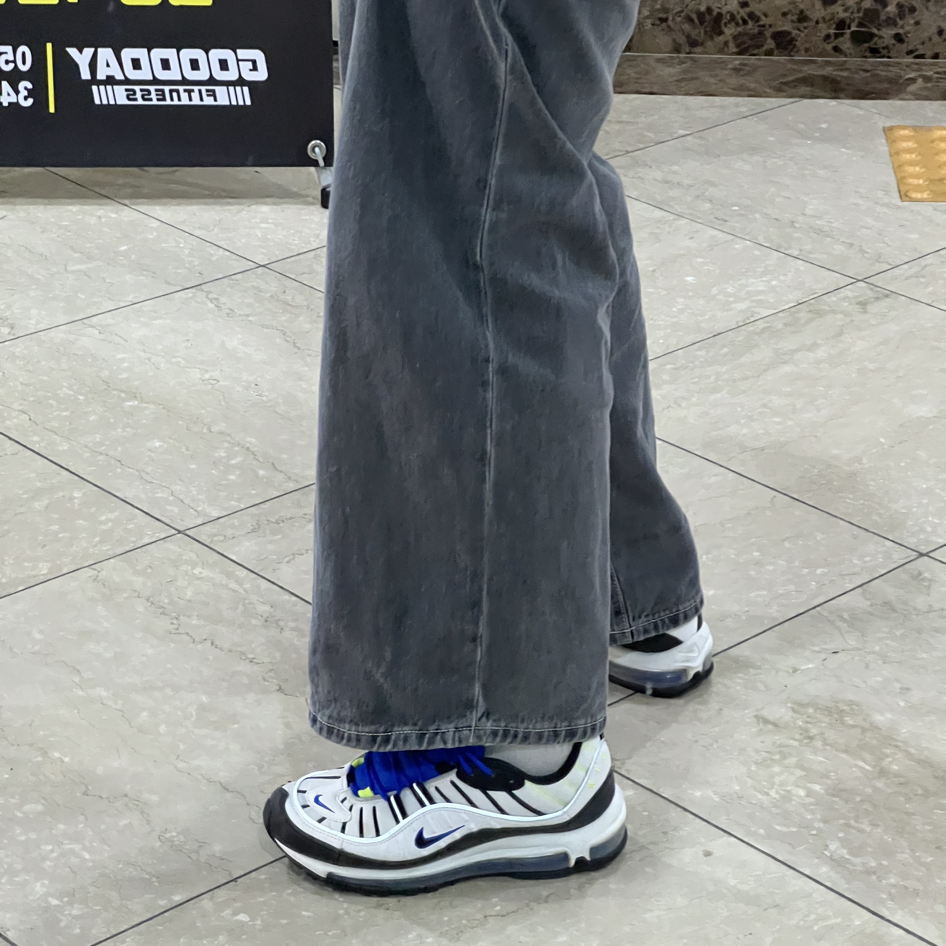 Nike Air Max 98 White Black Racer Blue 착용 스타일 - 1