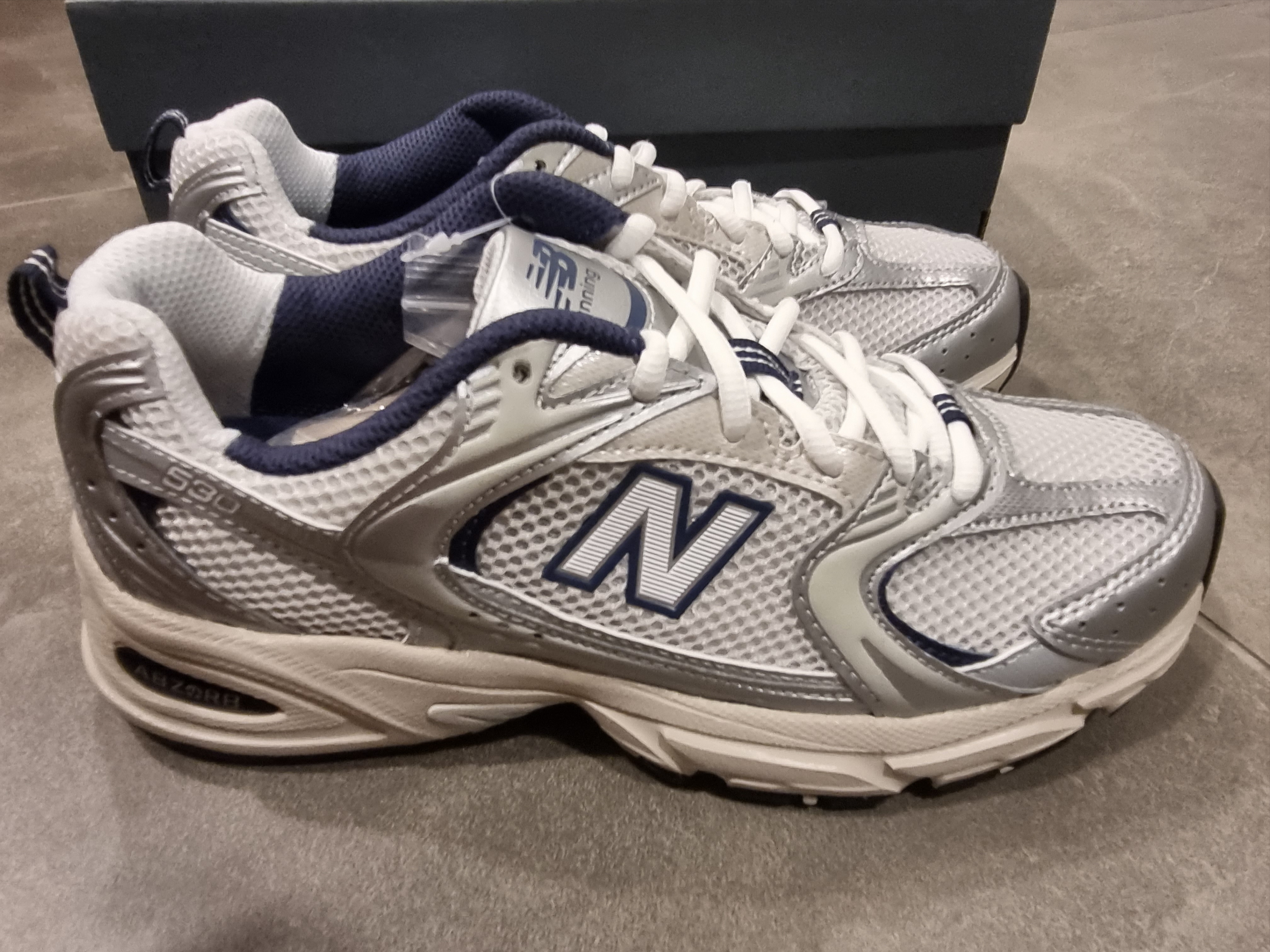 New Balance 530 Steel Grey 착용 스타일 - 3