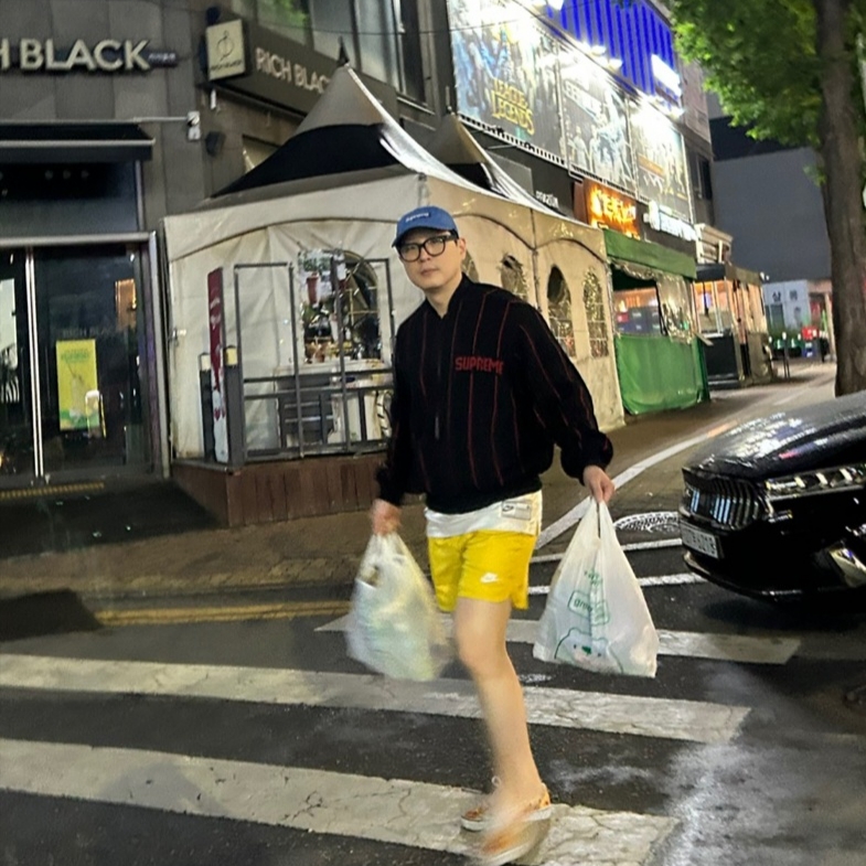 Supreme Gore-Tex Paclite Long Bill Camp Cap Blue - 23SS, Supreme Pinstripe Varsity Zip Up Sweater Black - 23SS 착용 스타일 - 2