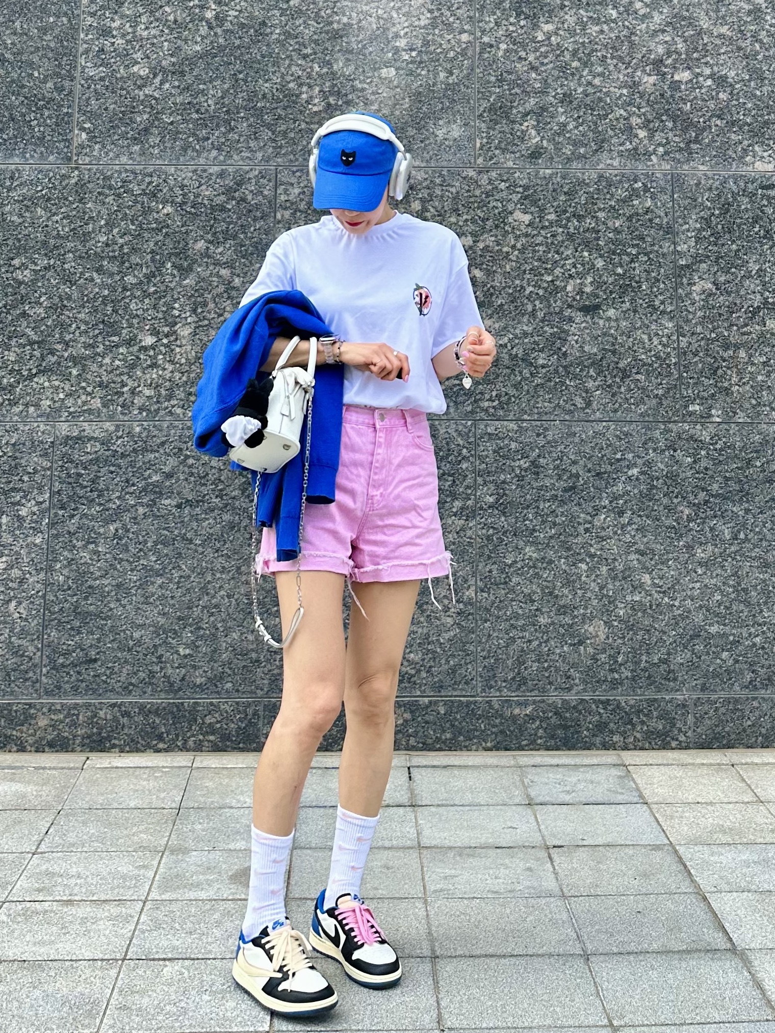 Gentle Monster Le 01 Black, (Kids) Nike Everyday Plus Socks Pink White (6 Pack/Korean Ver.) 착용 스타일 - 2