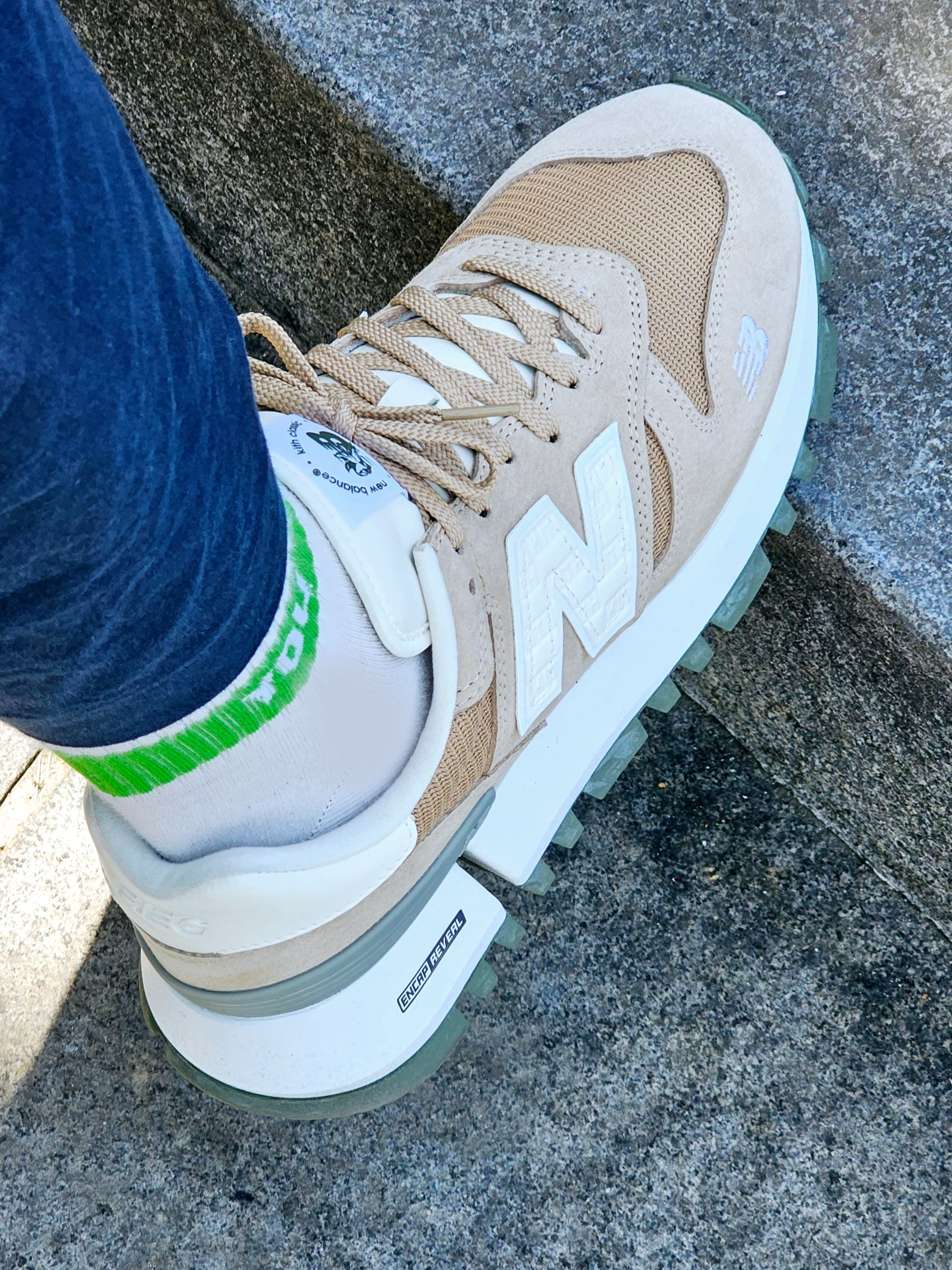 New Balance x Kith R_C 1300 10th Anniversary White Pepper 착용 스타일 - 2