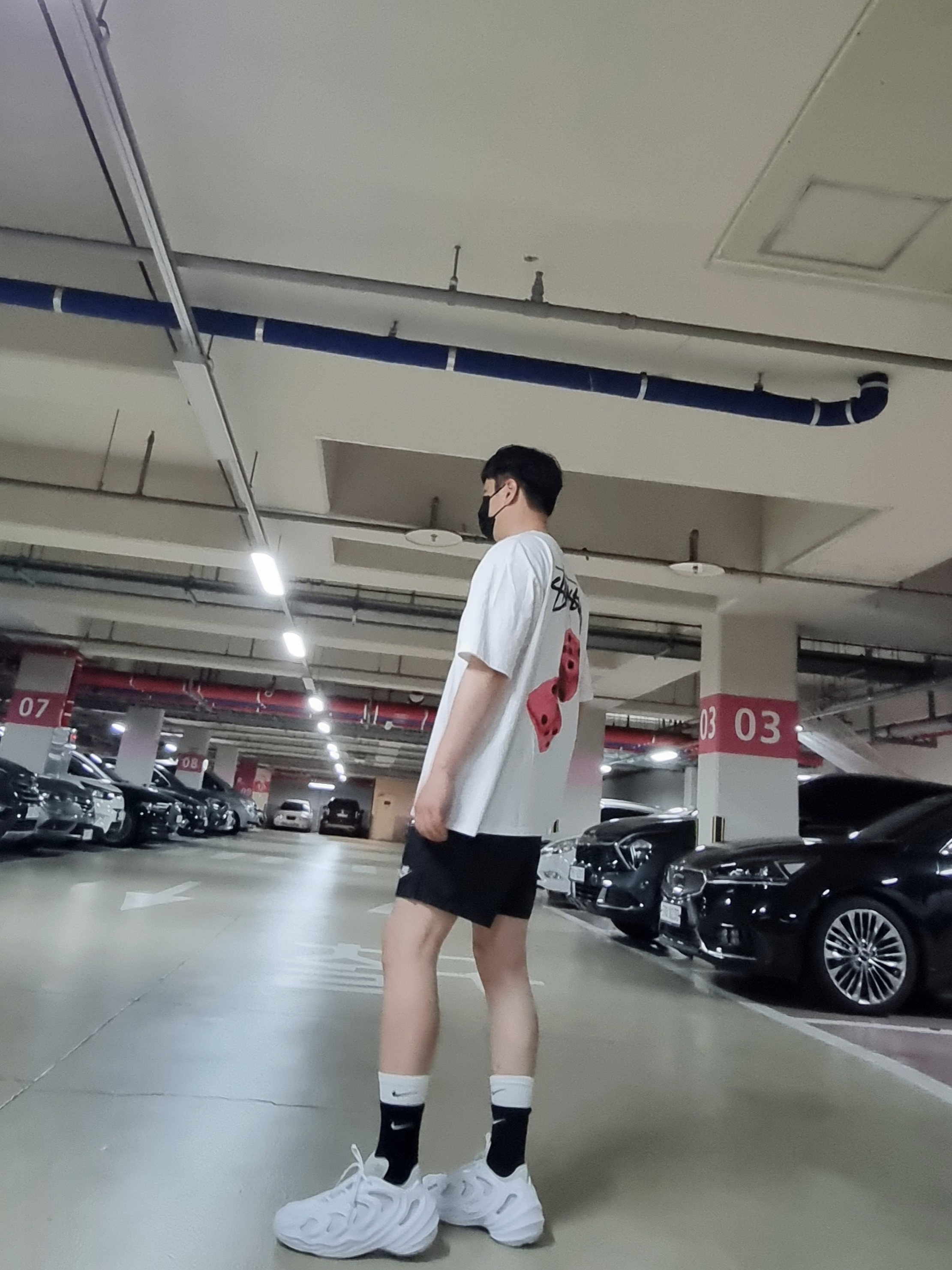 스투시 퍼지 다이스 티셔츠 화이트, 나이키 NSW 우븐 쇼츠 블랙 - 아시아 착용 스타일 - 4