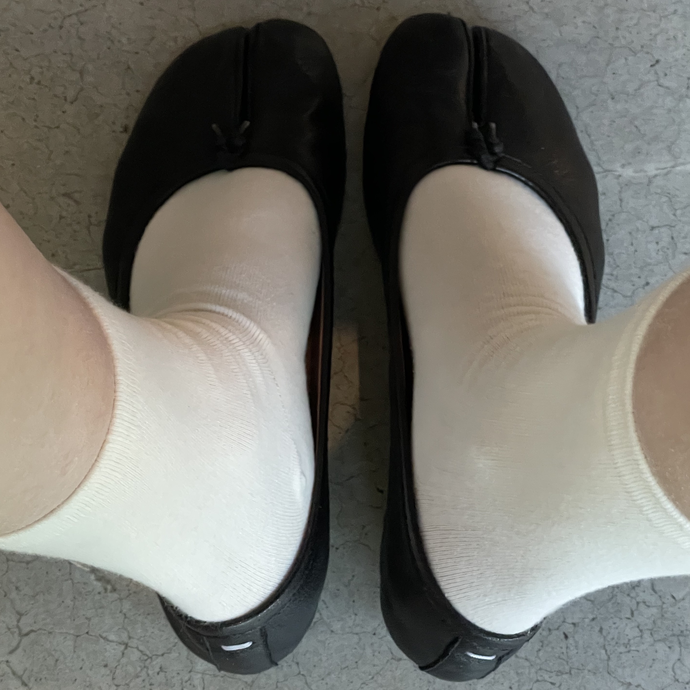 Cartier Tank Must Watch Small Quartz Steel Calfskin Black, (W) Maison Margiela Tabi Ballet Flat Shoes Black 착용 스타일 - 4