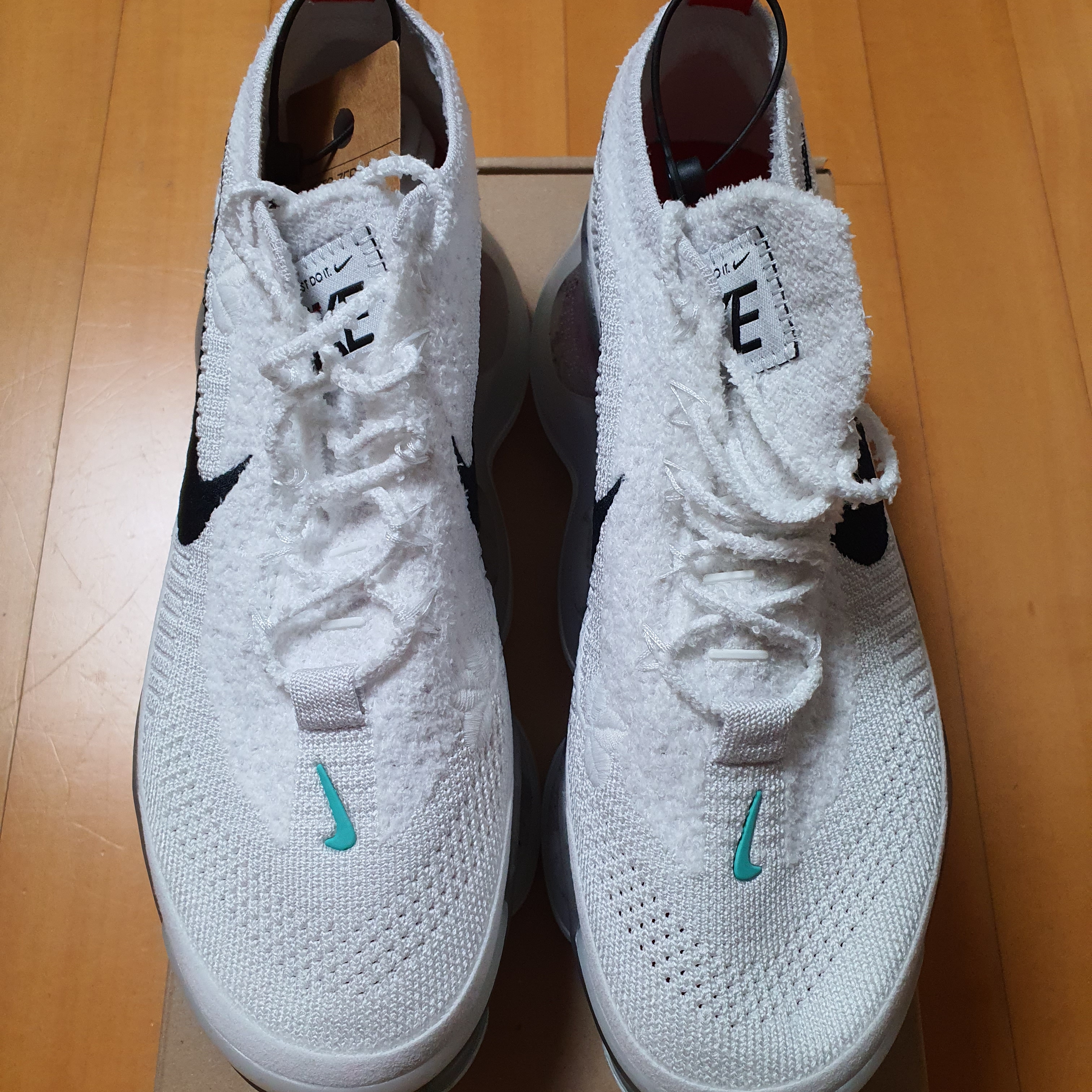 Nike Air Max Scorpion Flyknit Summit White 착용 스타일