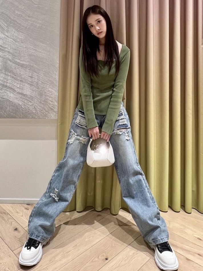 Alexander McQueen Mini Jewelled Hobo Bag Ivory 착용 스타일 - 1