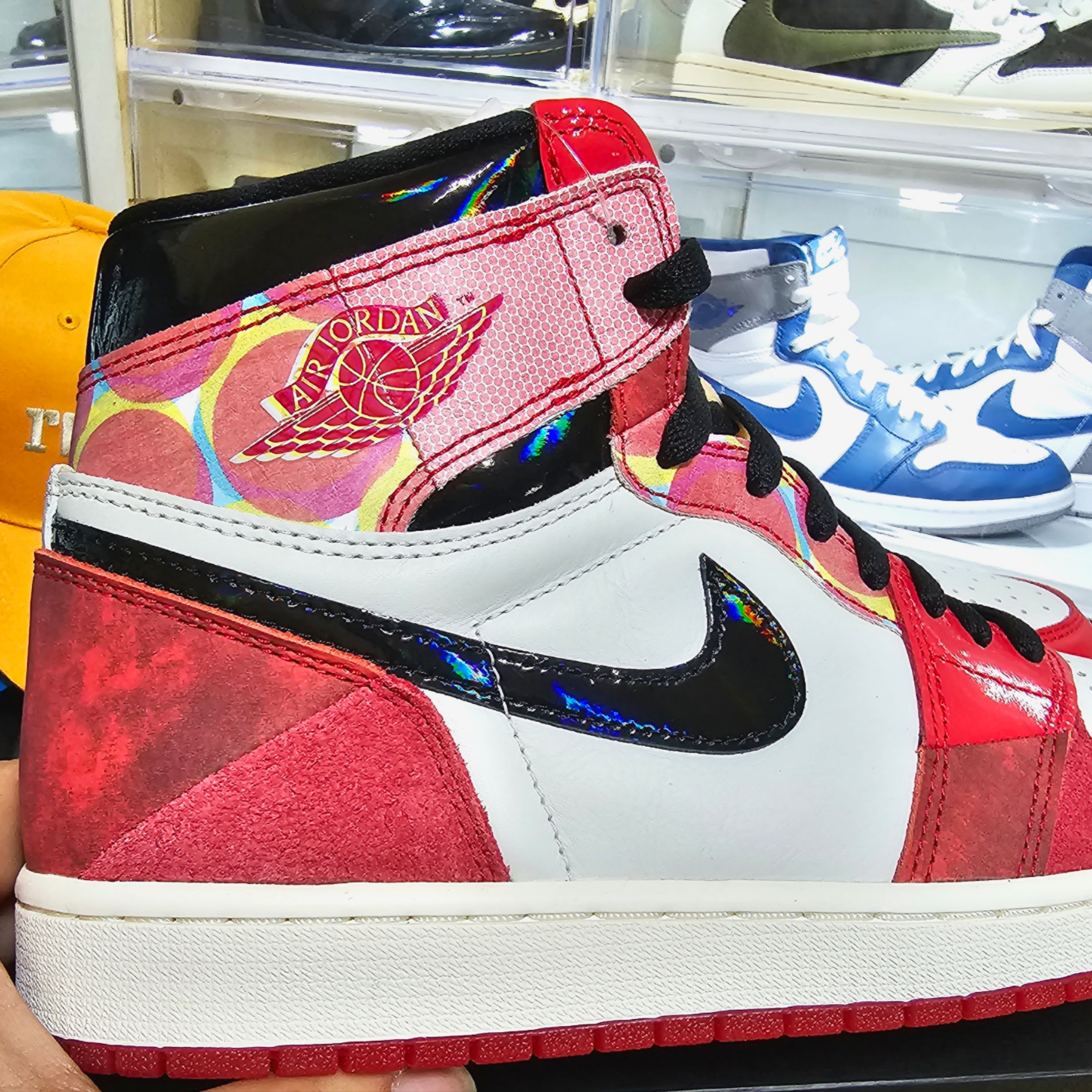 Jordan 1 Retro High Spider-Man Next Chapter, (W) Jordan 1 Retro High OG Varsity Red 착용 스타일 - 3
