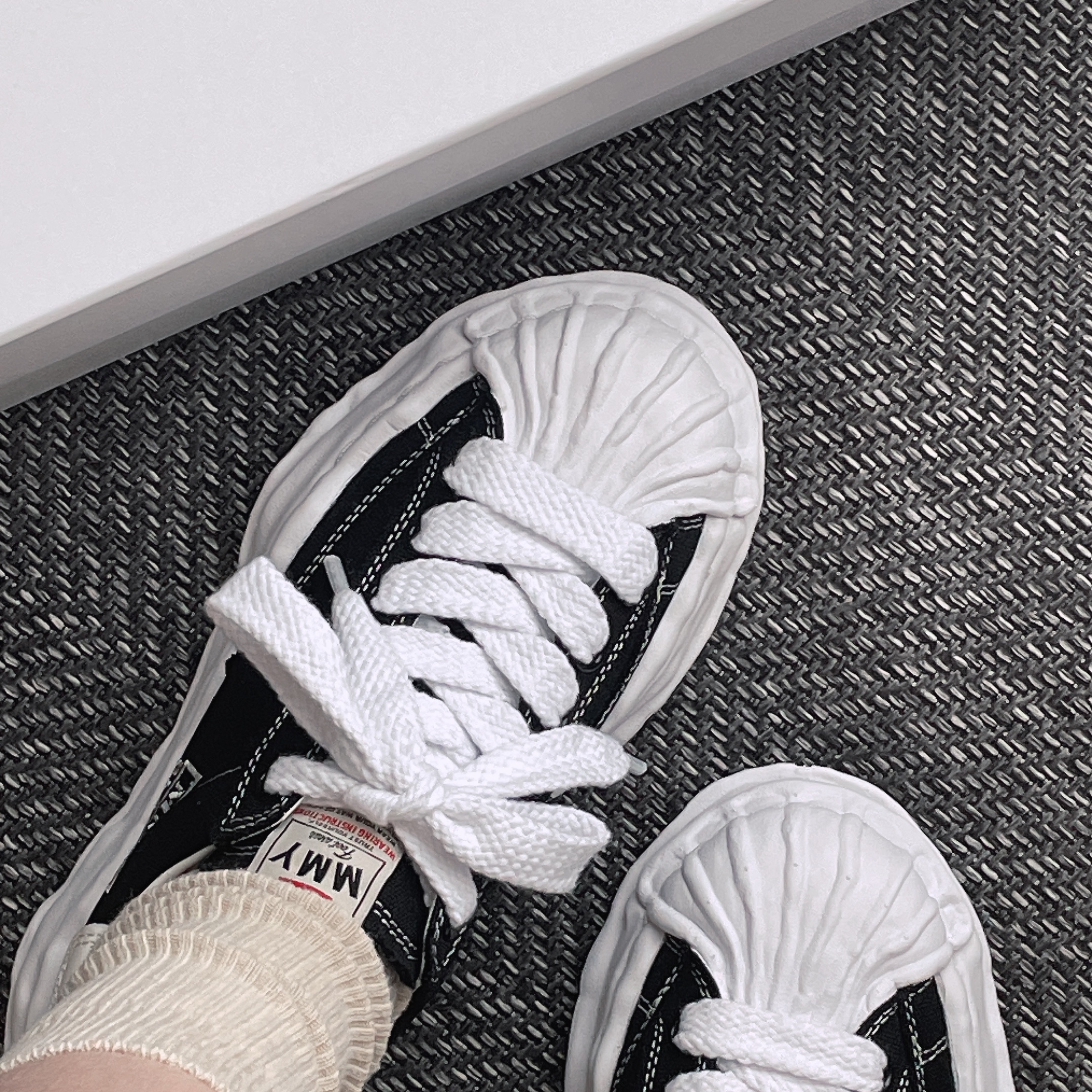 Maison Mihara Yasuhiro Blakey OG Sole Canvas Low-top Sneakers Black White 착용 스타일 - 1