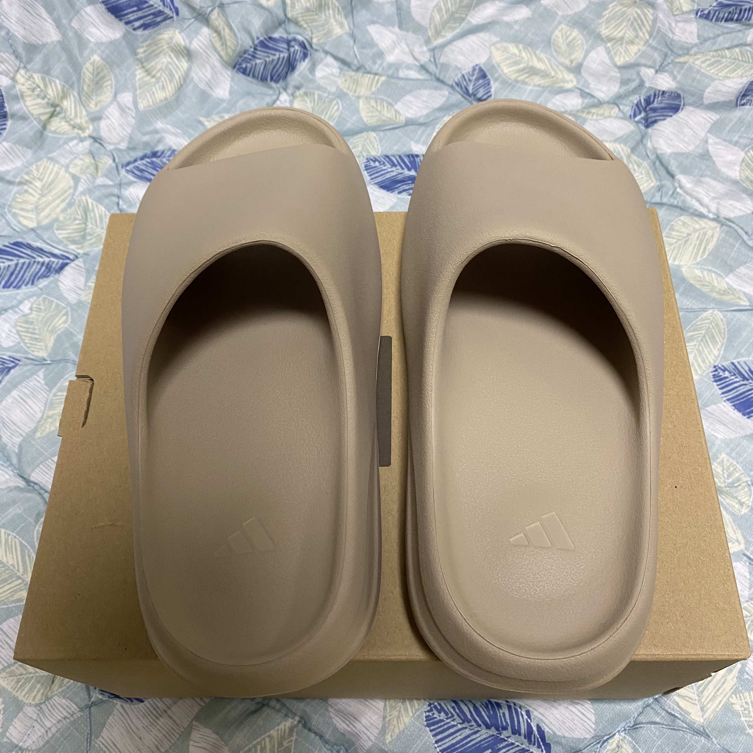 Adidas Yeezy Slide Pure - Re-Release Ver. 착용 스타일 - 3