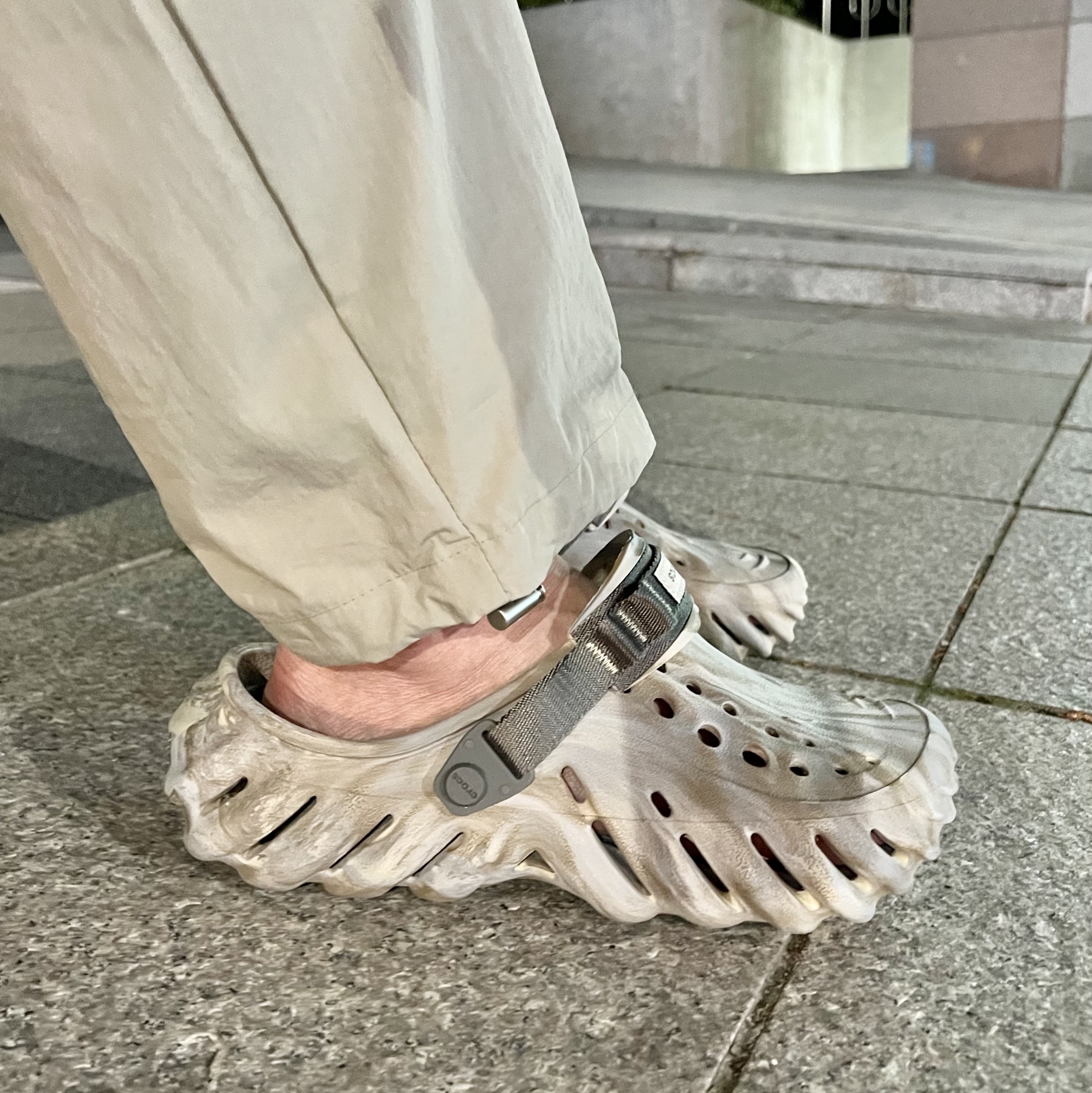 Crocs Echo Marbled Clog Bone Multi 착용 스타일 - 2