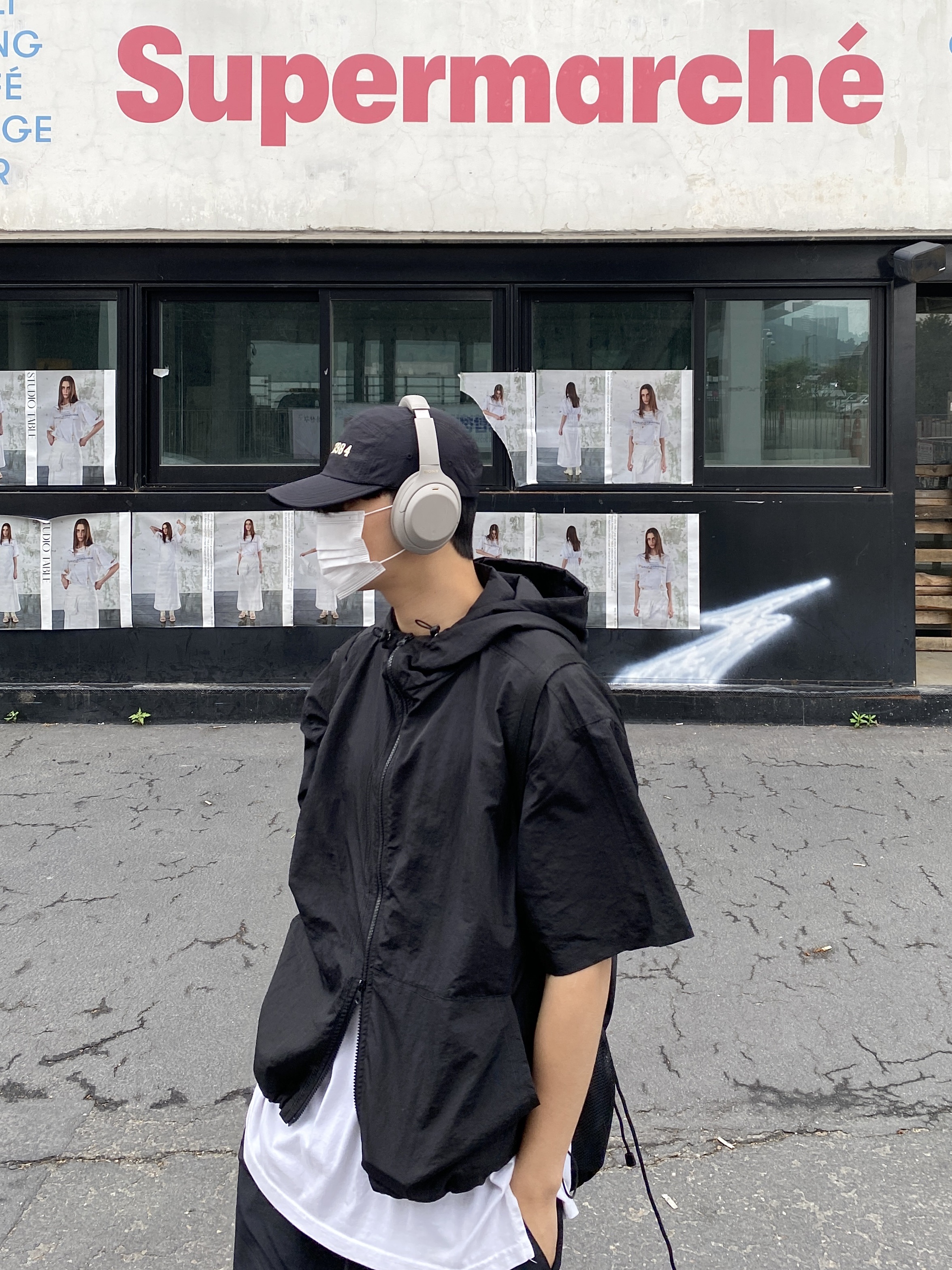 Sony WH-1000XM4 Platinum Silver (Korean Ver.), Nike x Supreme Air Force 1 Low Black 착용 스타일 - 1