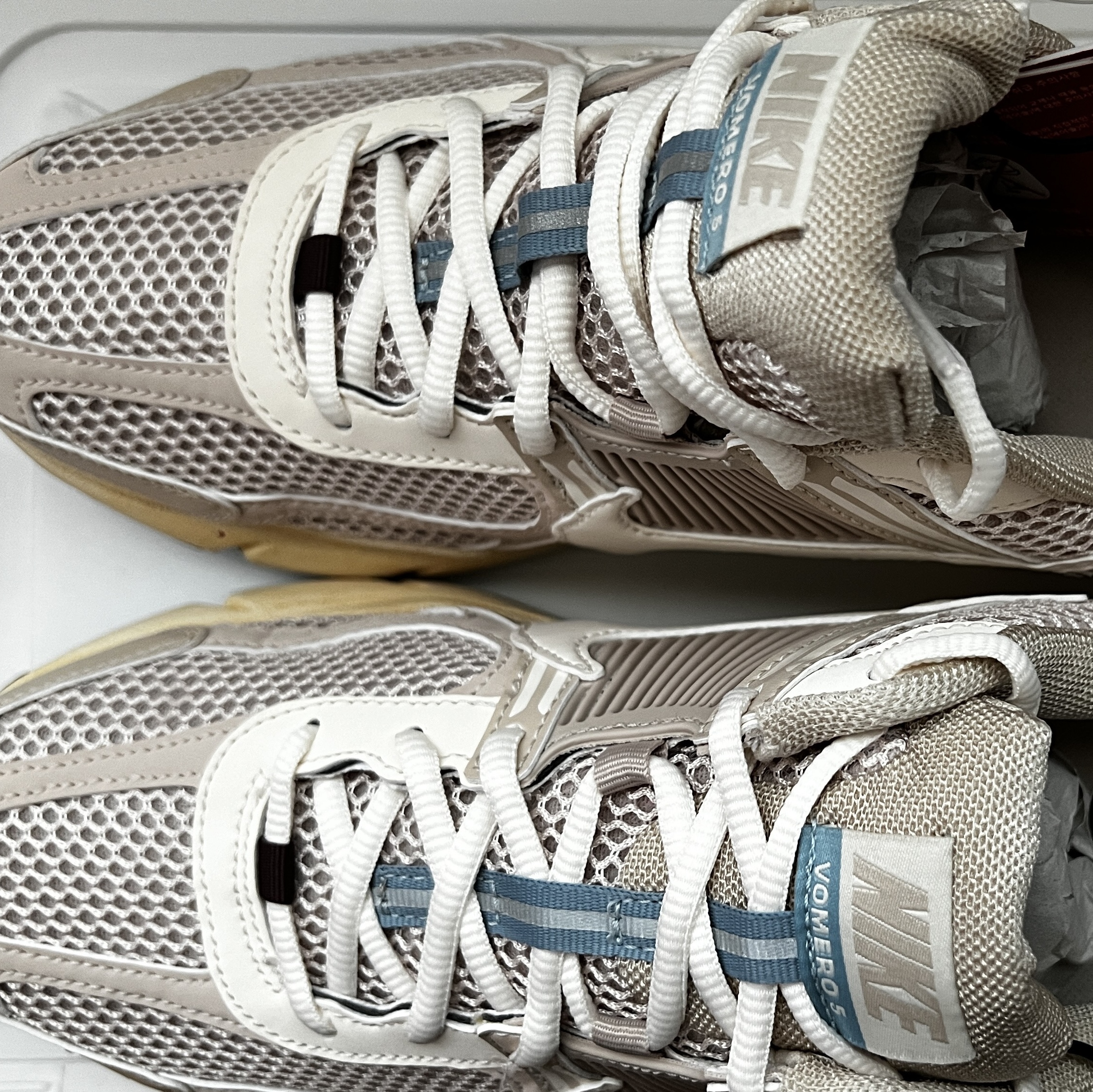 (W) Nike Zoom Vomero 5 Oatmeal 착용 스타일 - 2