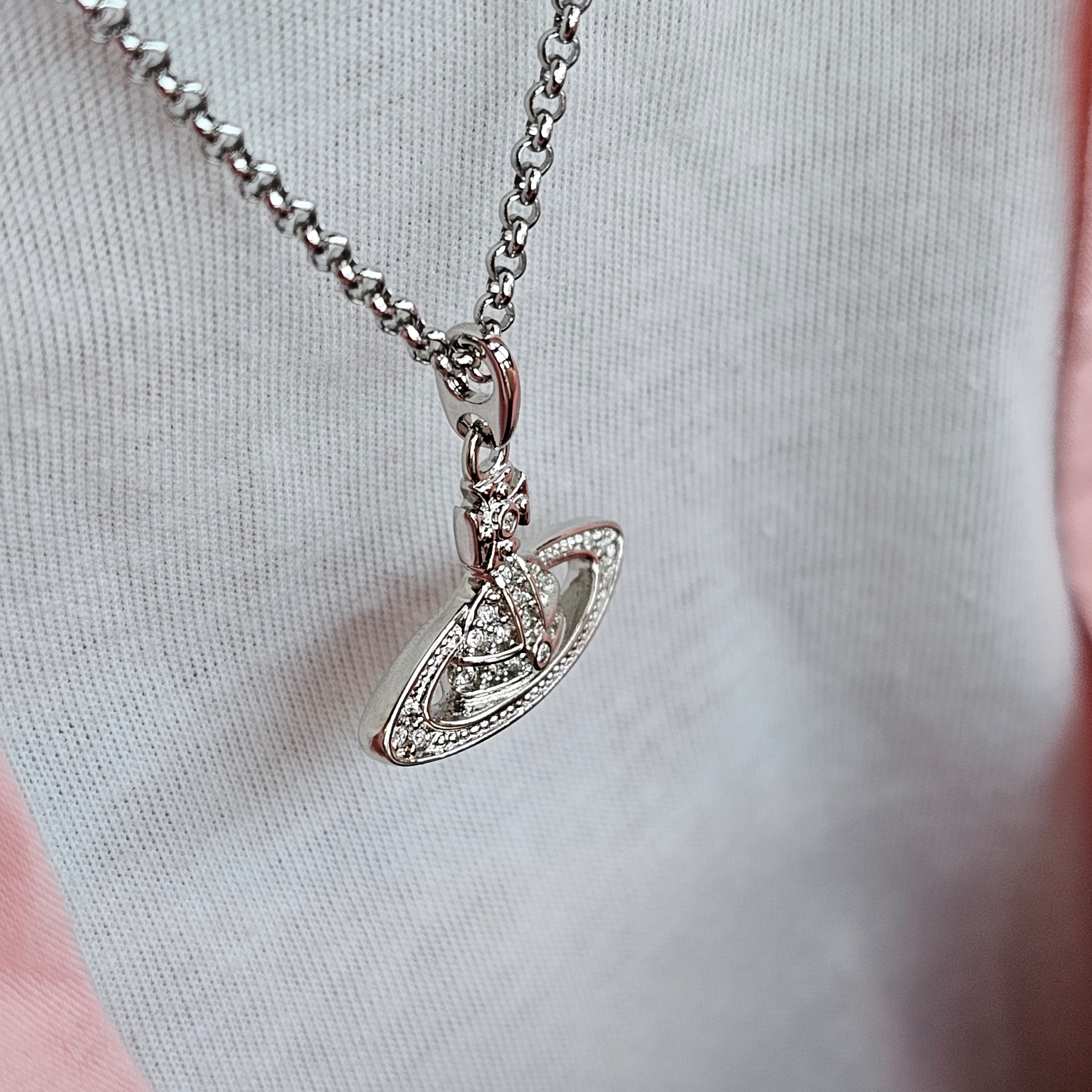 Vivienne Westwood Mini Bas Relief Pendant Silver 착용 스타일