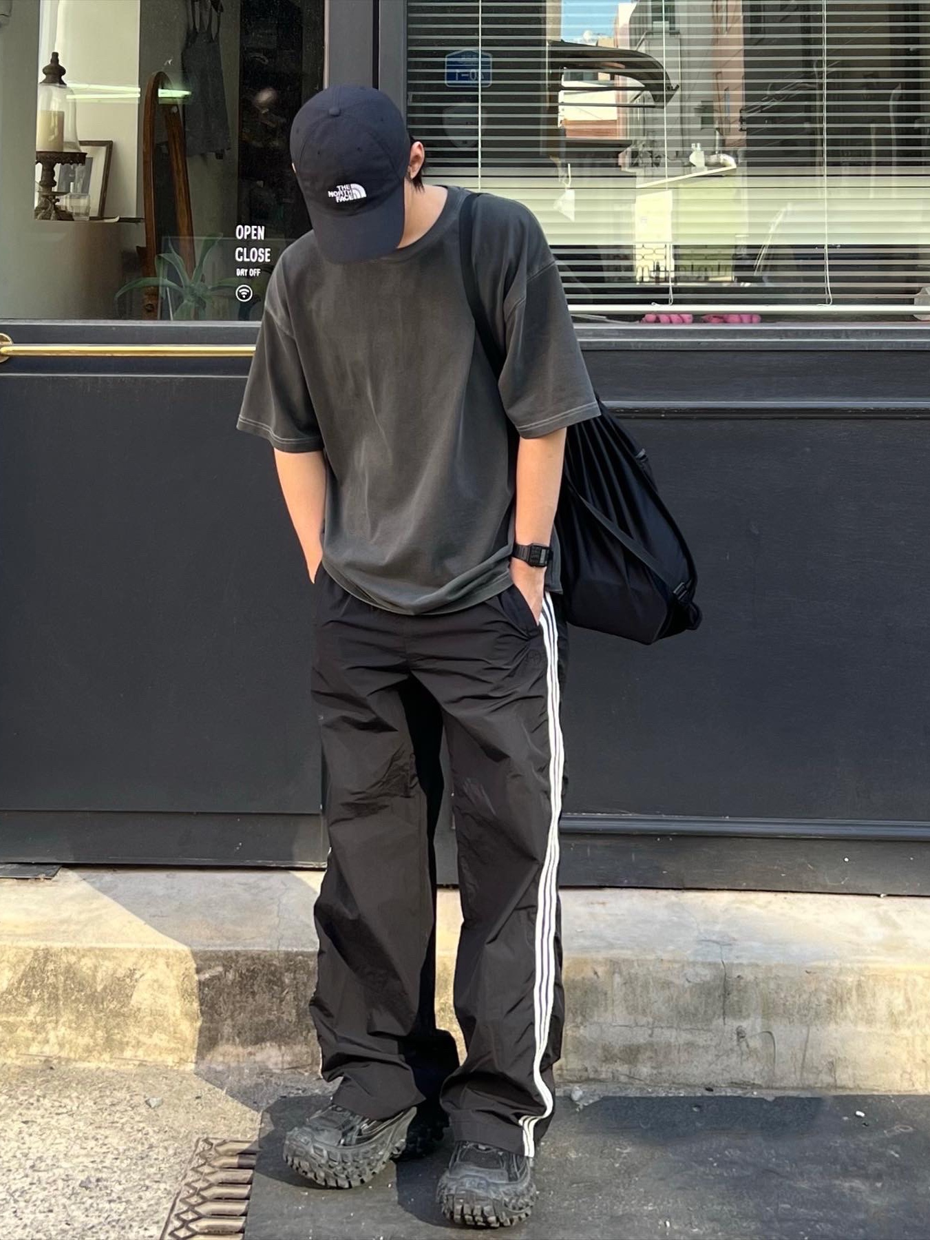 Balenciaga Defender Sneakers Black 착용 스타일 - 4