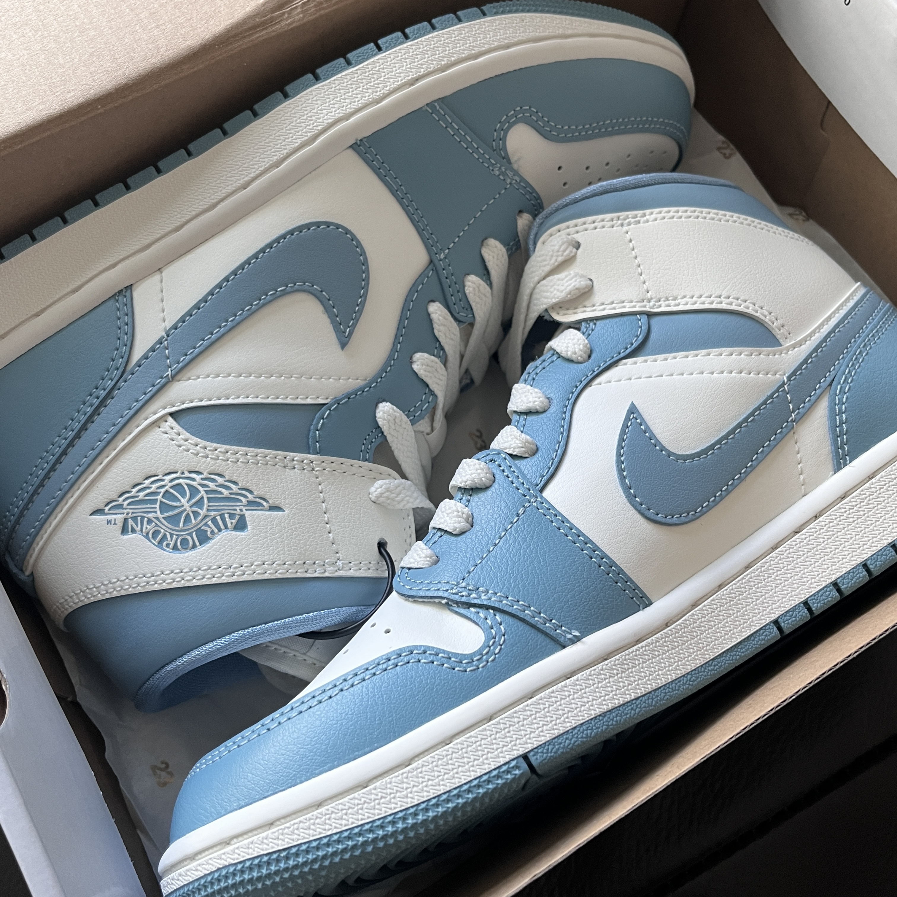 (W) Jordan 1 Mid Sail and Worn Blue 착용 스타일