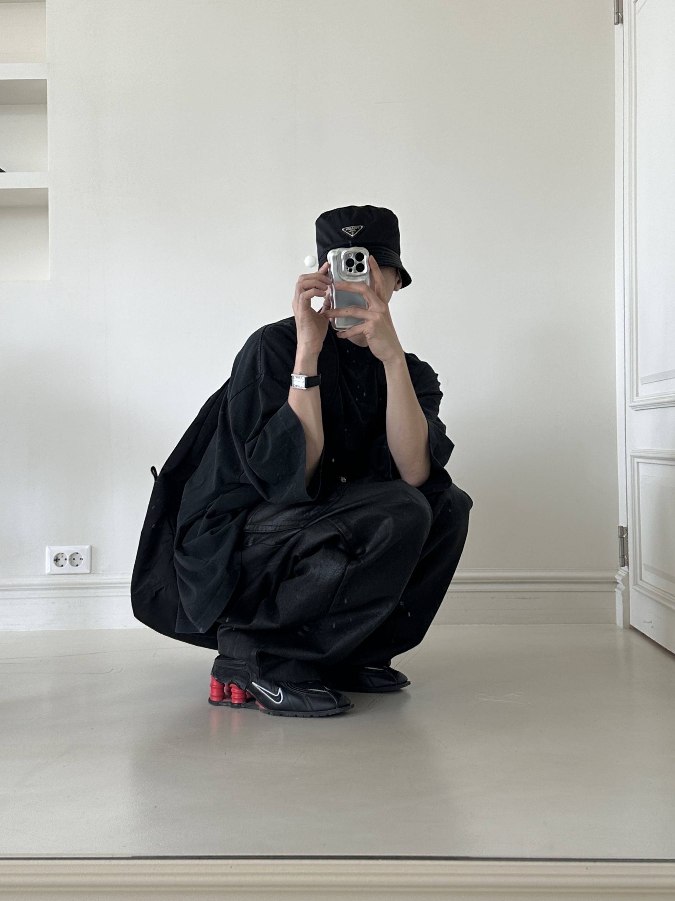 Prada Re-Nylon Bucket Hat Black, Project G/R Oversized Convertible Cargo Pants Coated Black 착용 스타일 - 1