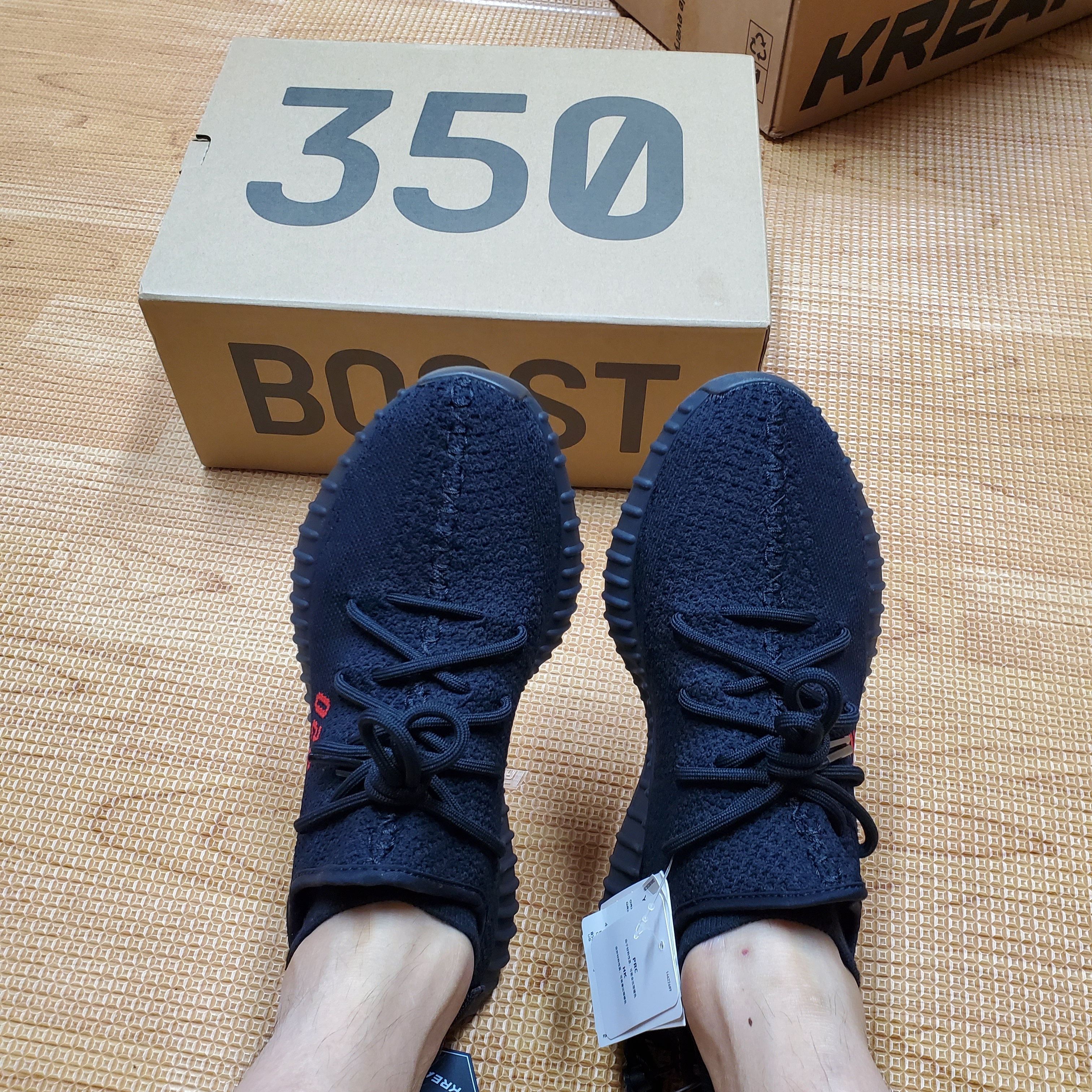 Adidas Yeezy Boost 350 V2 Black Red 2017 착용 스타일 - 2