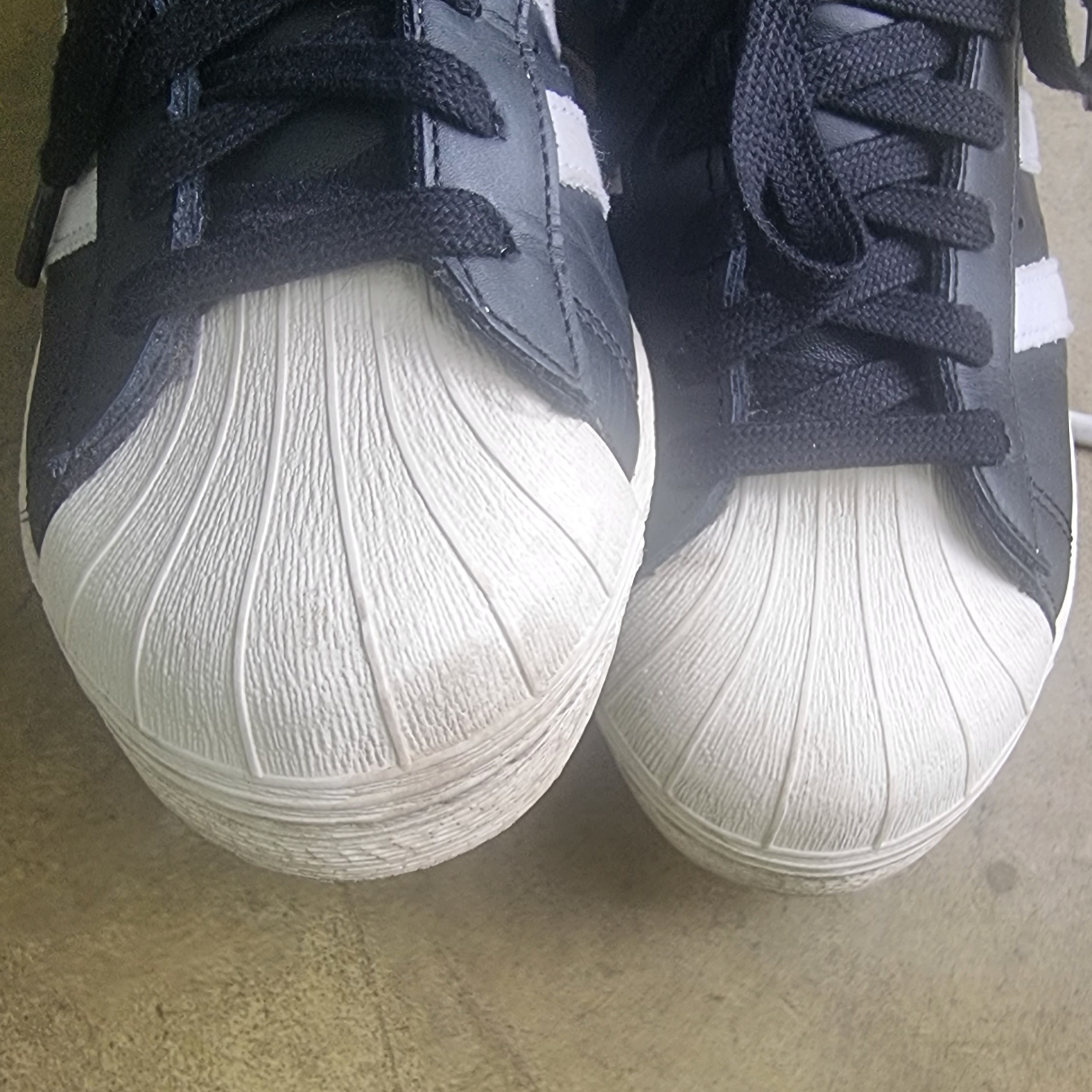 Adidas Superstar 82 Black White 착용 스타일