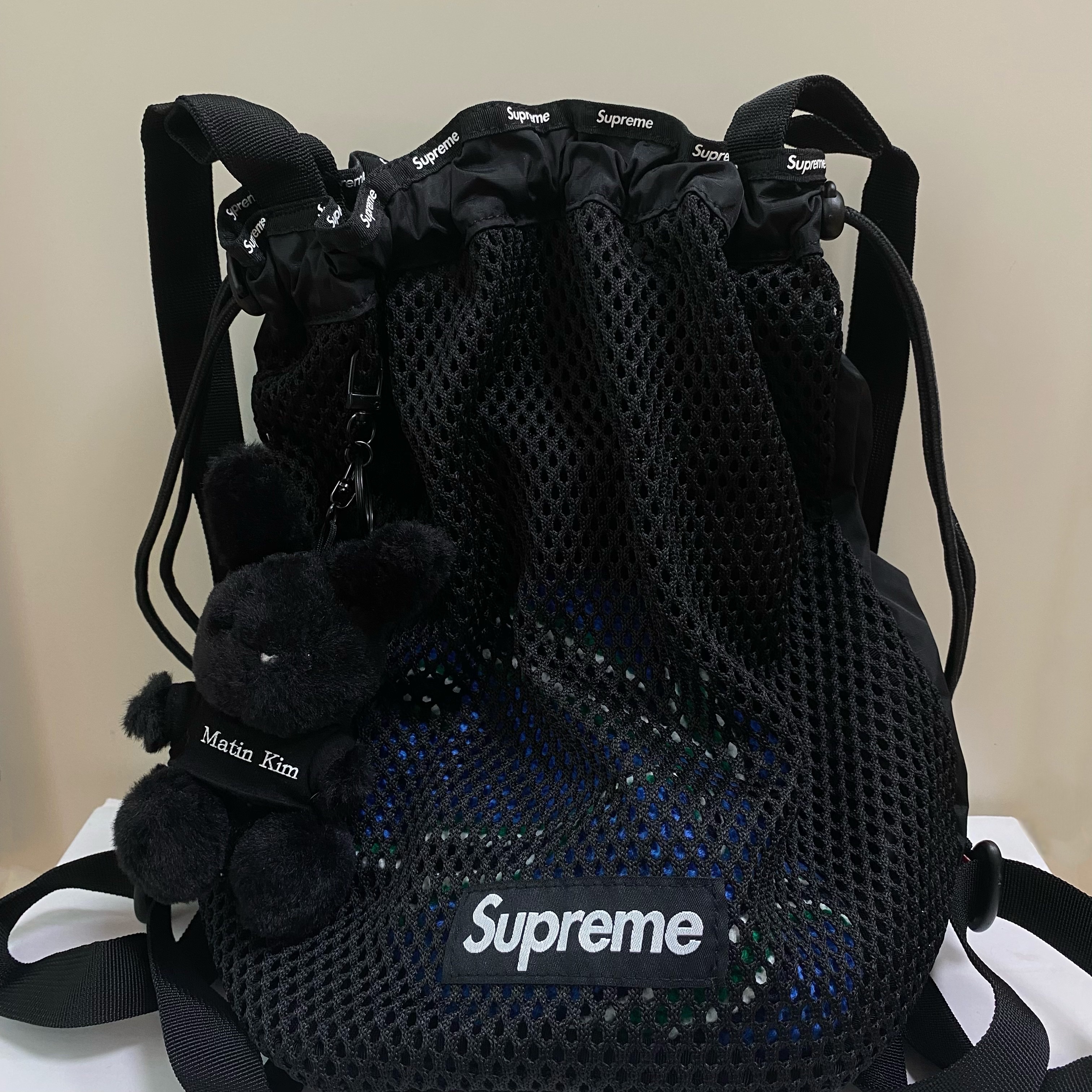 Supreme Mesh Small Backpack Black - 23SS, Matin Kim Black Bunny Toy Keyring Black 착용 스타일 - 2