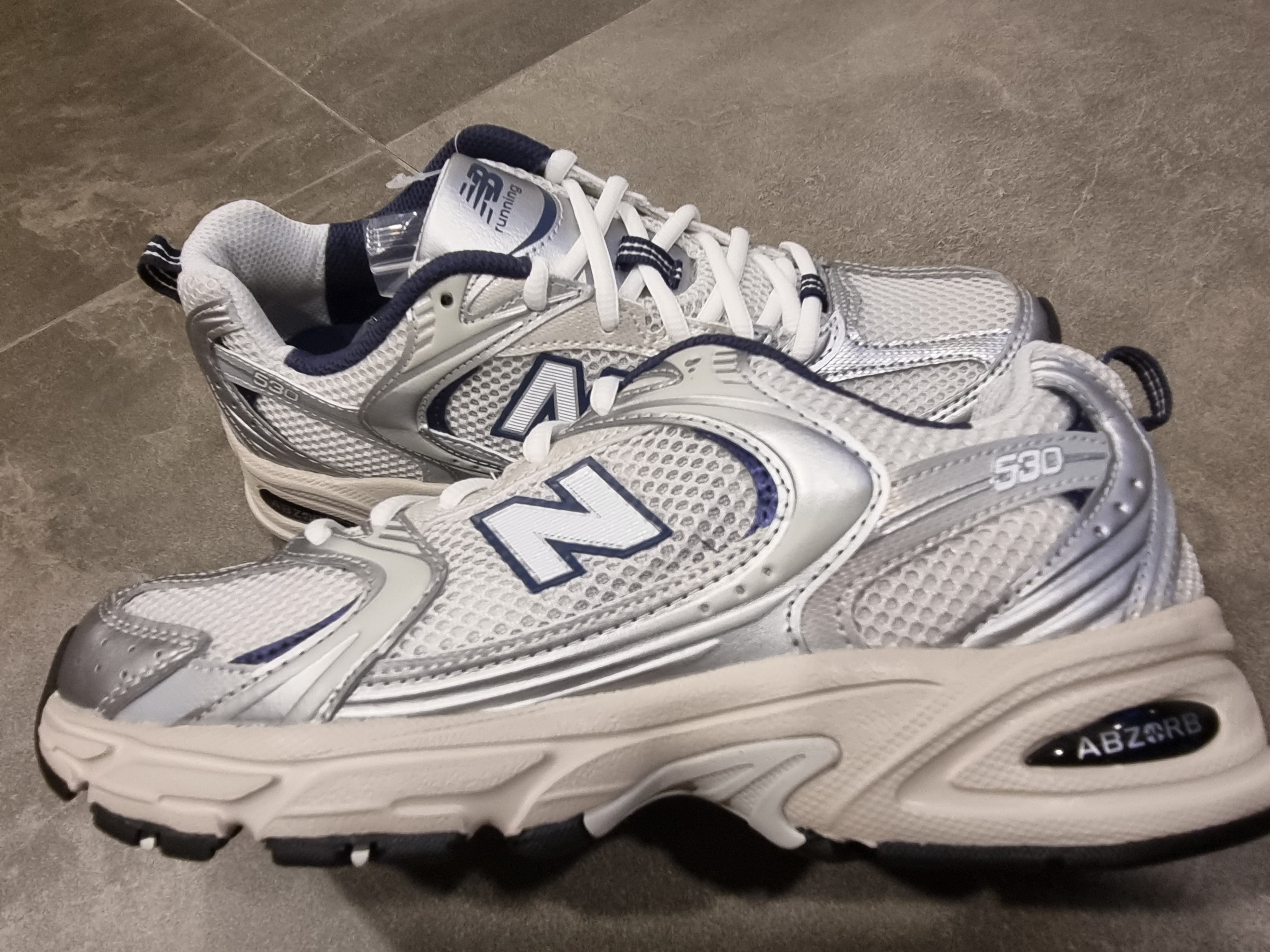 New Balance 530 Steel Grey 착용 스타일 - 2