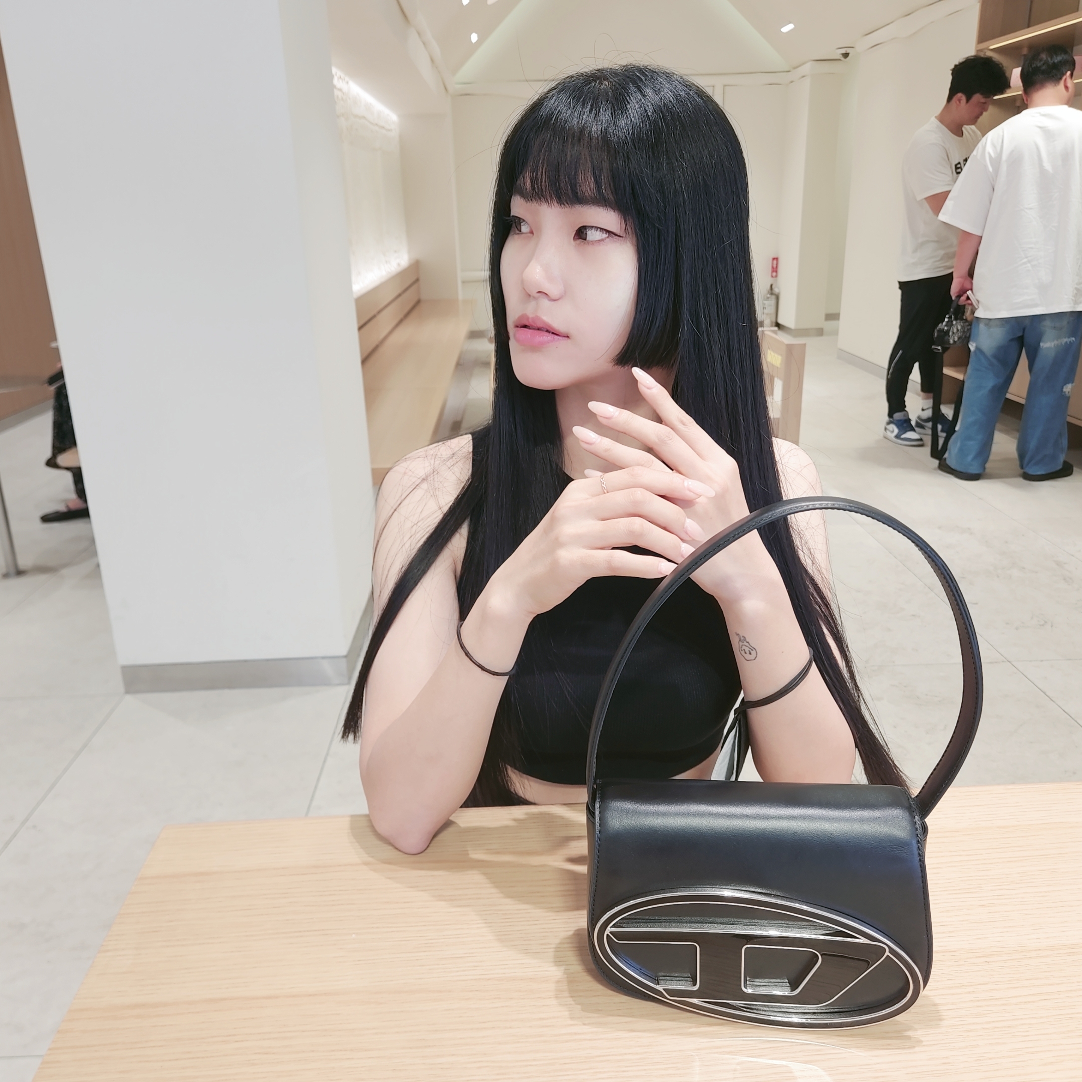 디젤 1DR 숄더백 인 나파 레더 블랙 착용 스타일 - 3