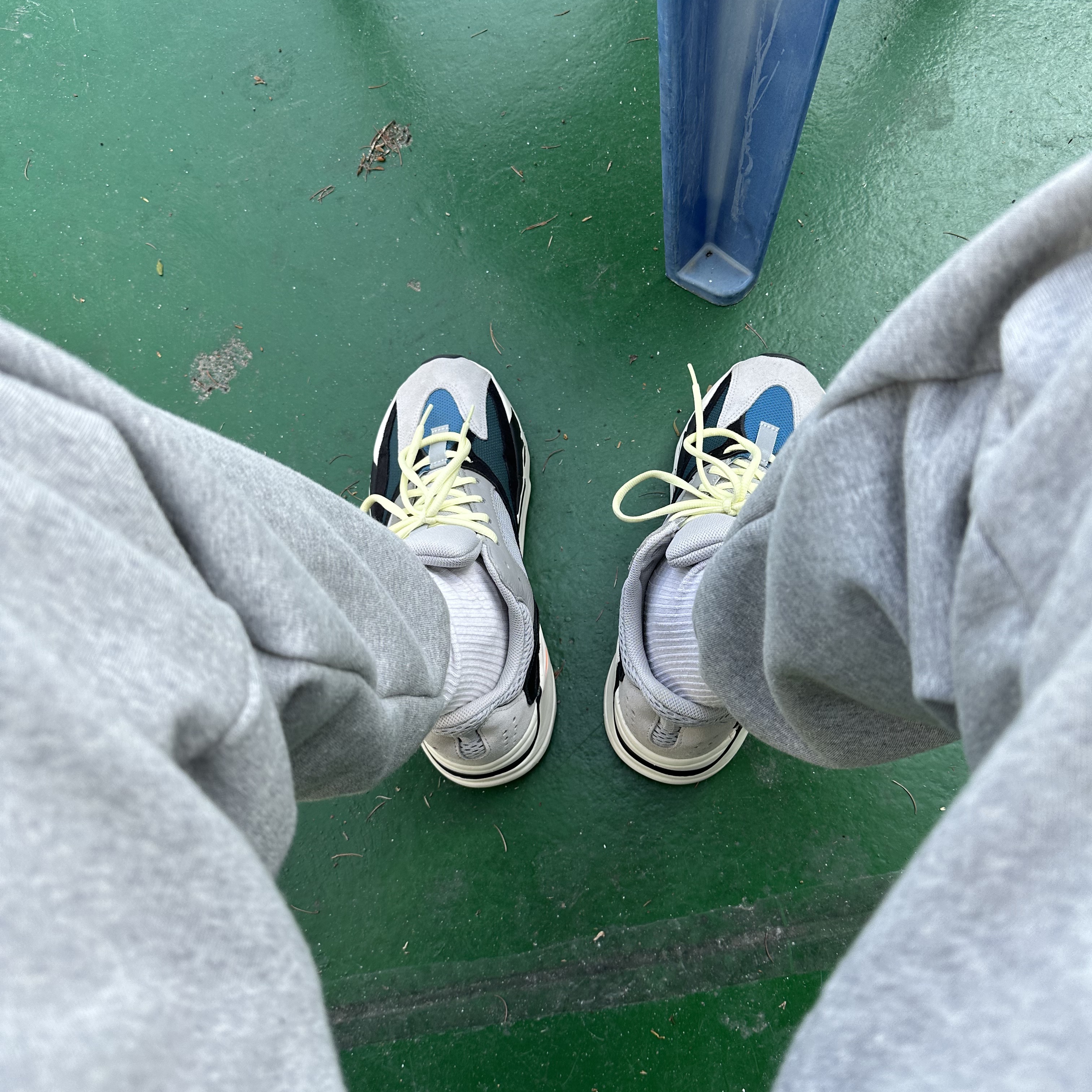 Adidas Yeezy Boost 700 Wave Runner Solid Grey 2017/2019 착용 스타일