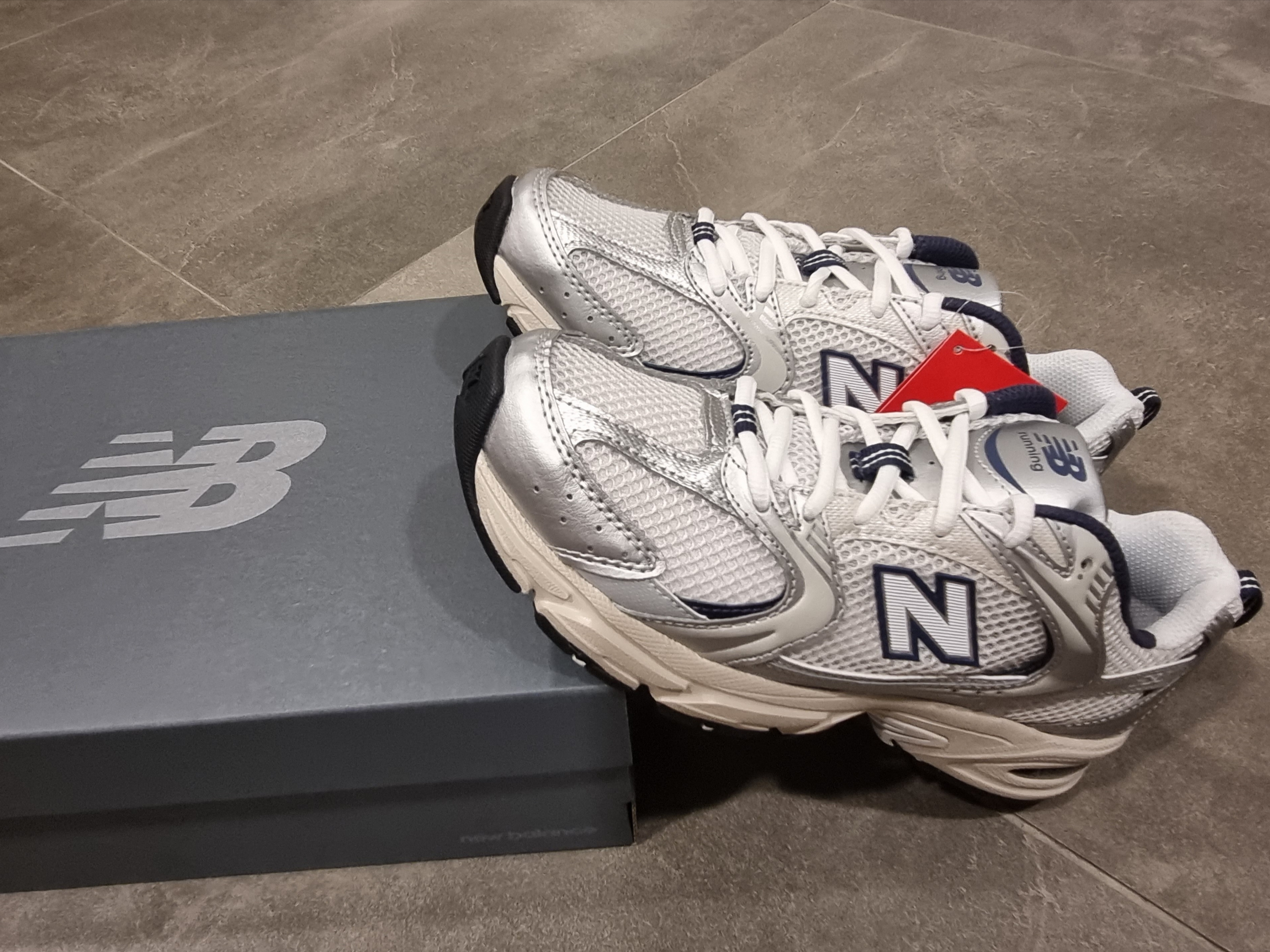 New Balance 530 Steel Grey 착용 스타일 - 4