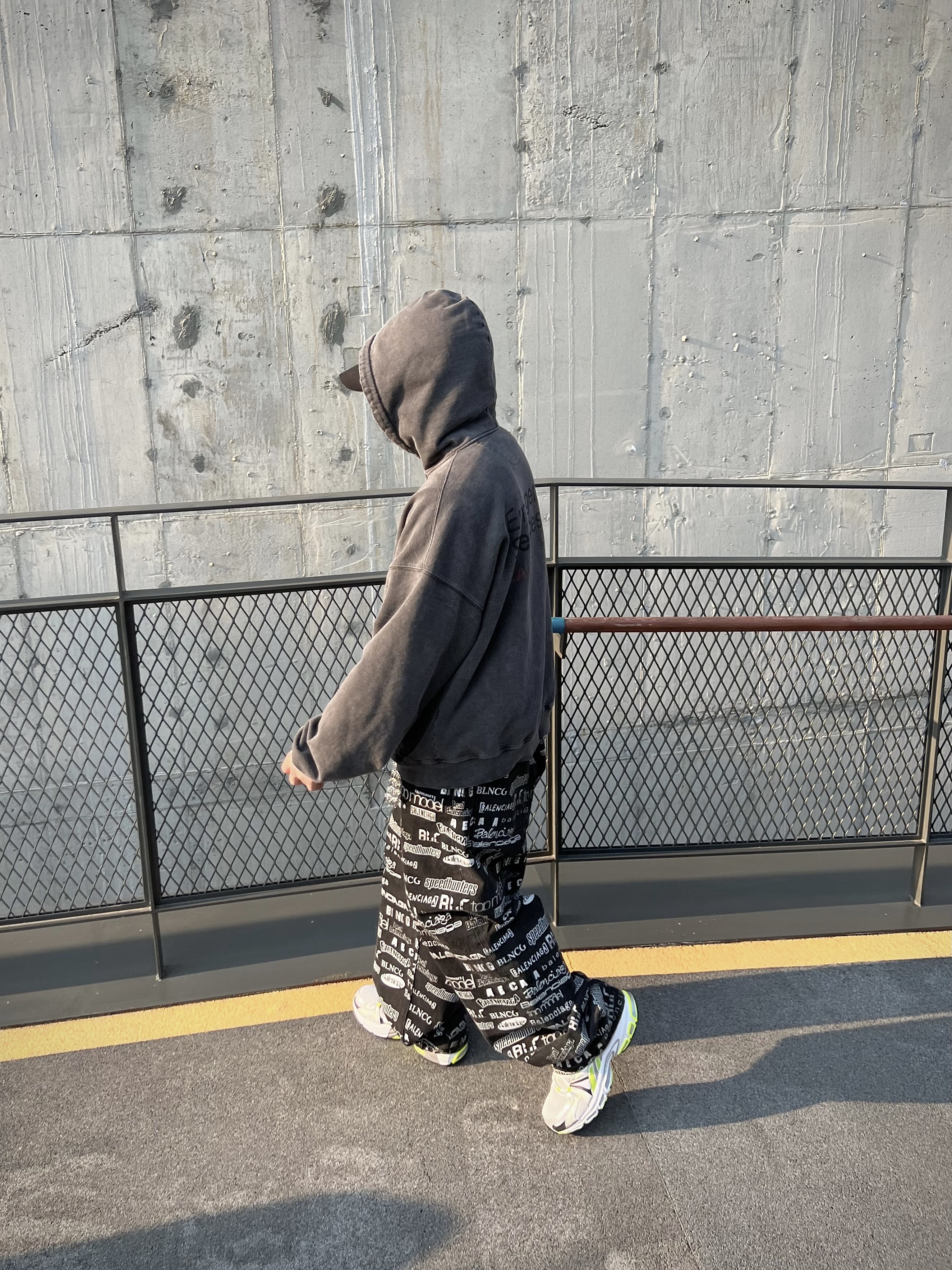 Reebok x Vetements Spike Runner 200 Silver Lime 착용 스타일 - 4