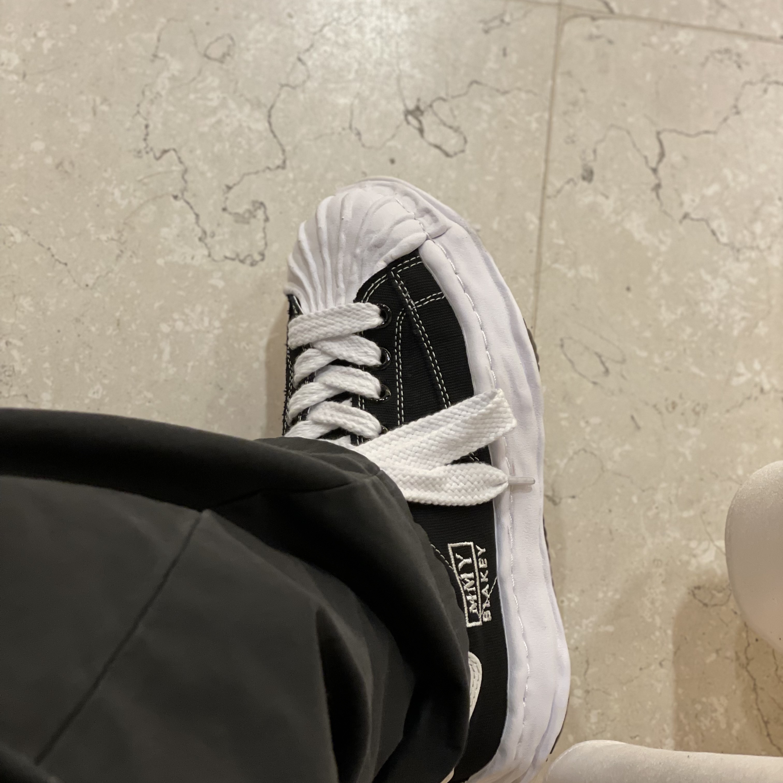 Maison Mihara Yasuhiro Blakey OG Sole Canvas Low-top Sneakers Black White 착용 스타일 - 1