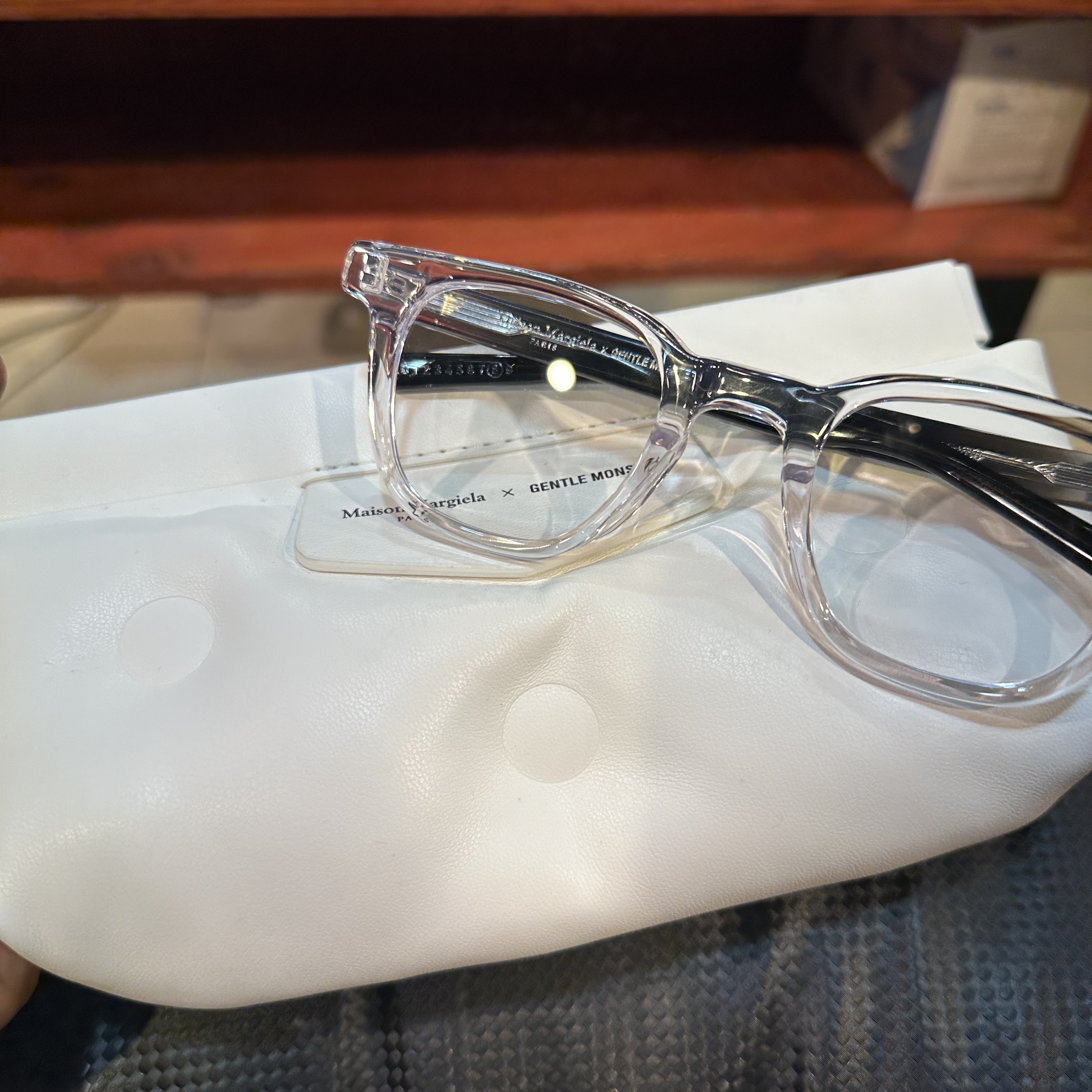 Gentle Monster x Maison Margiela MM010 Clear Black Gradient 착용 스타일