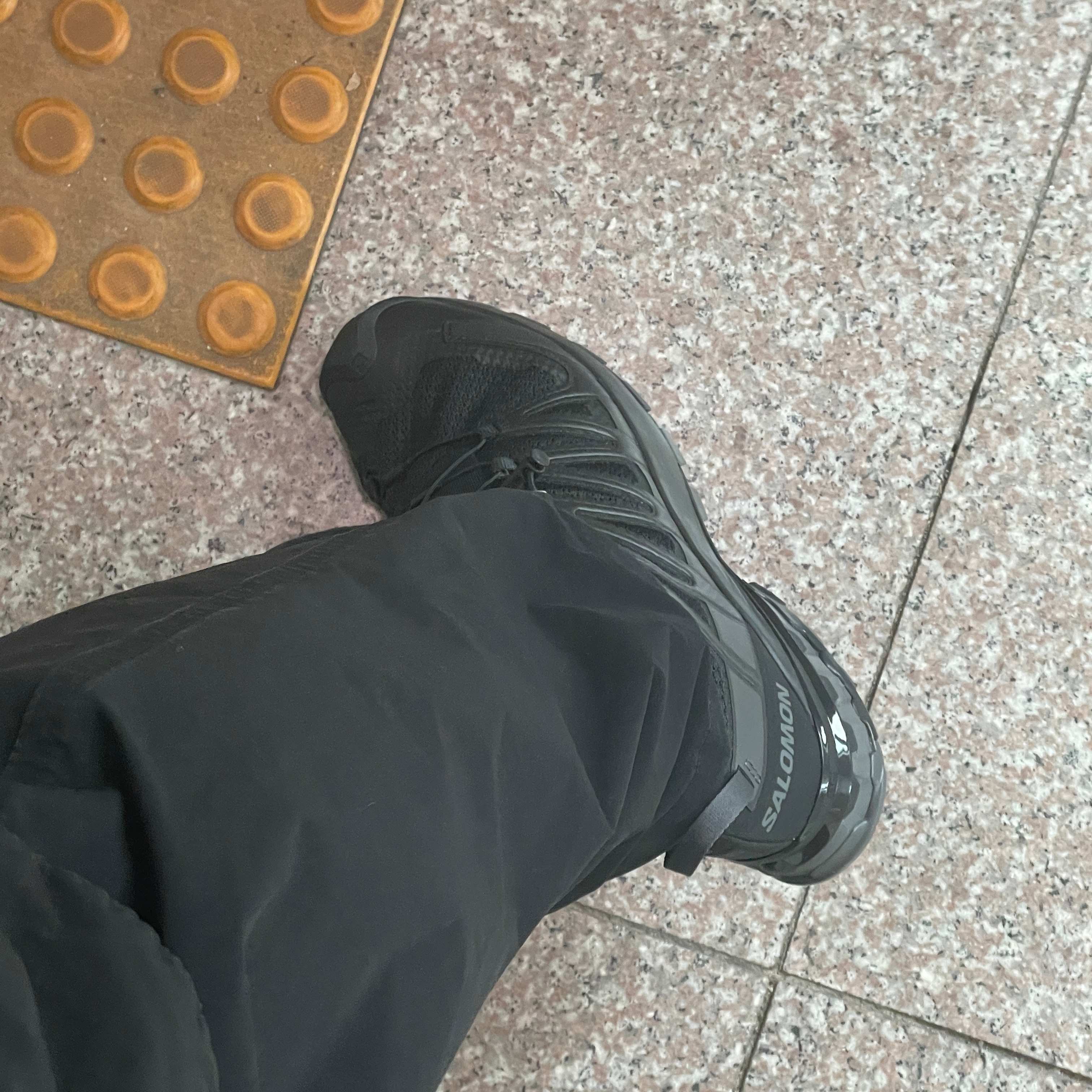 Salomon XA Pro 3D V8 Black Magnet 착용 스타일