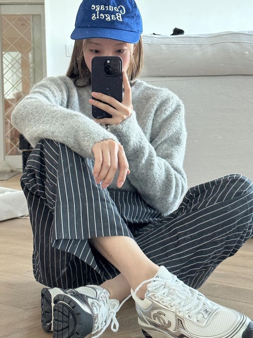(W) Chanel Sneakers Fabric Laminated & White Silver 착용 스타일