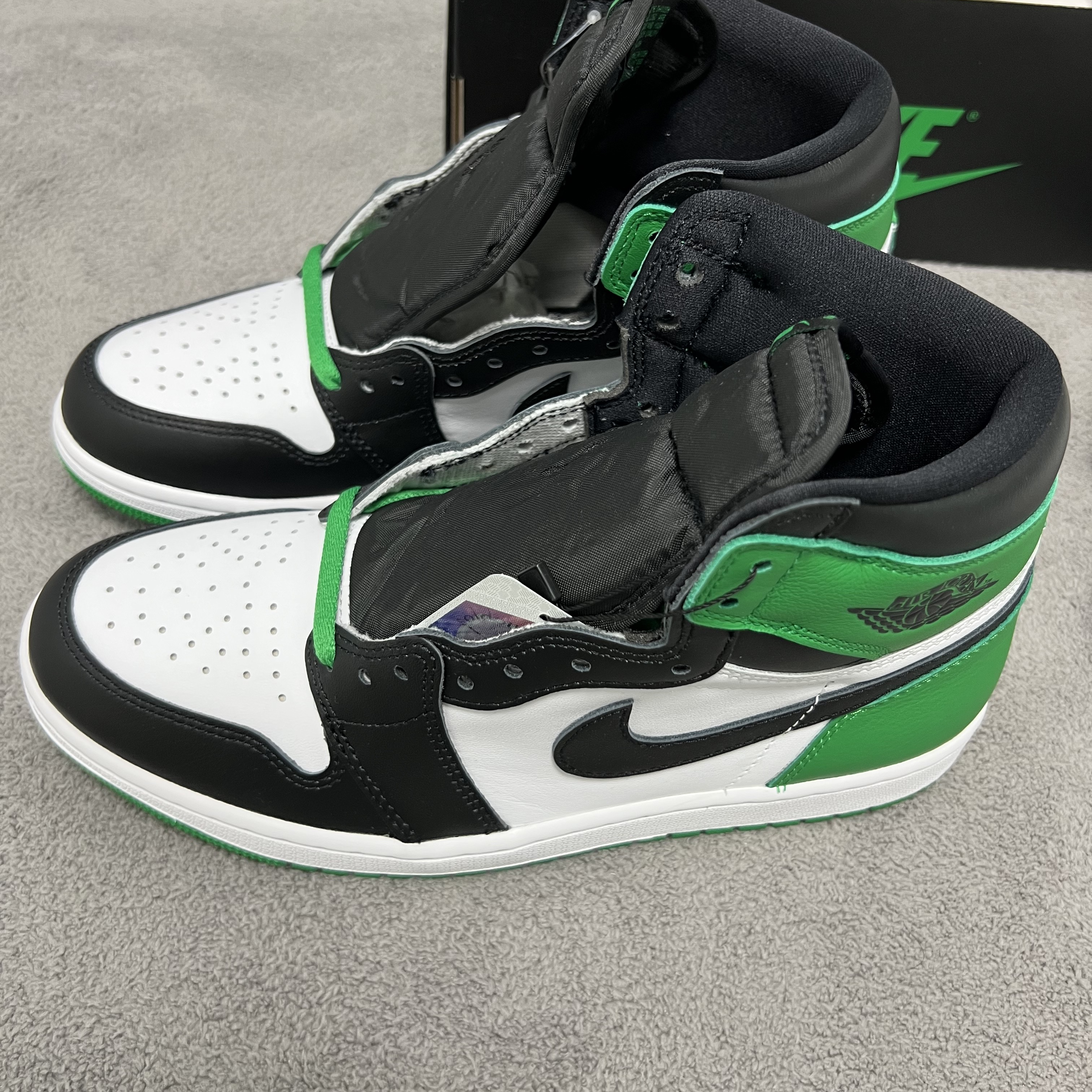 Jordan 1 Retro High OG Black and Lucky Green 착용 스타일