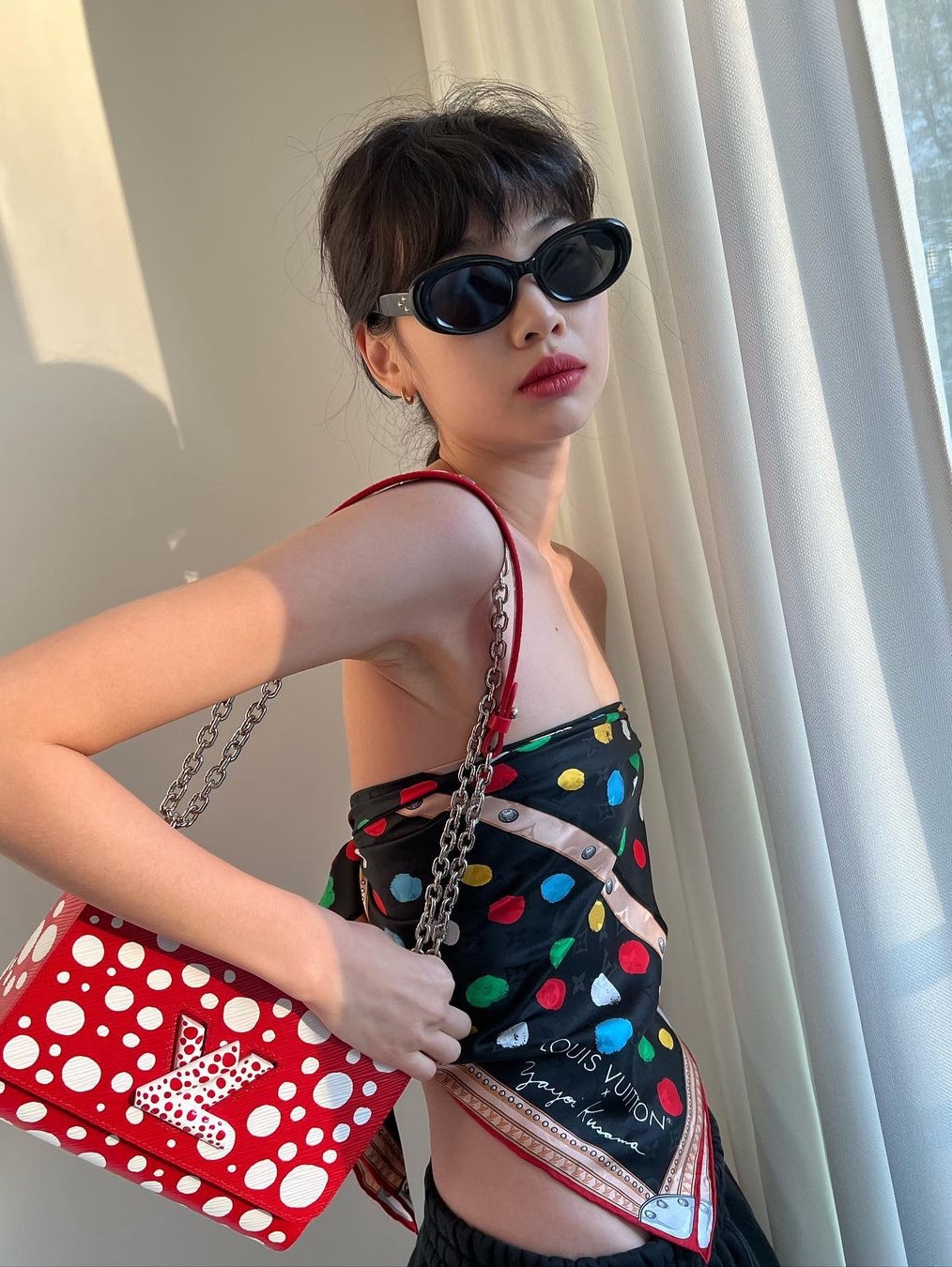 (W) Louis Vuitton x YK Painted Dots Monogram Square 90 Black 착용 스타일