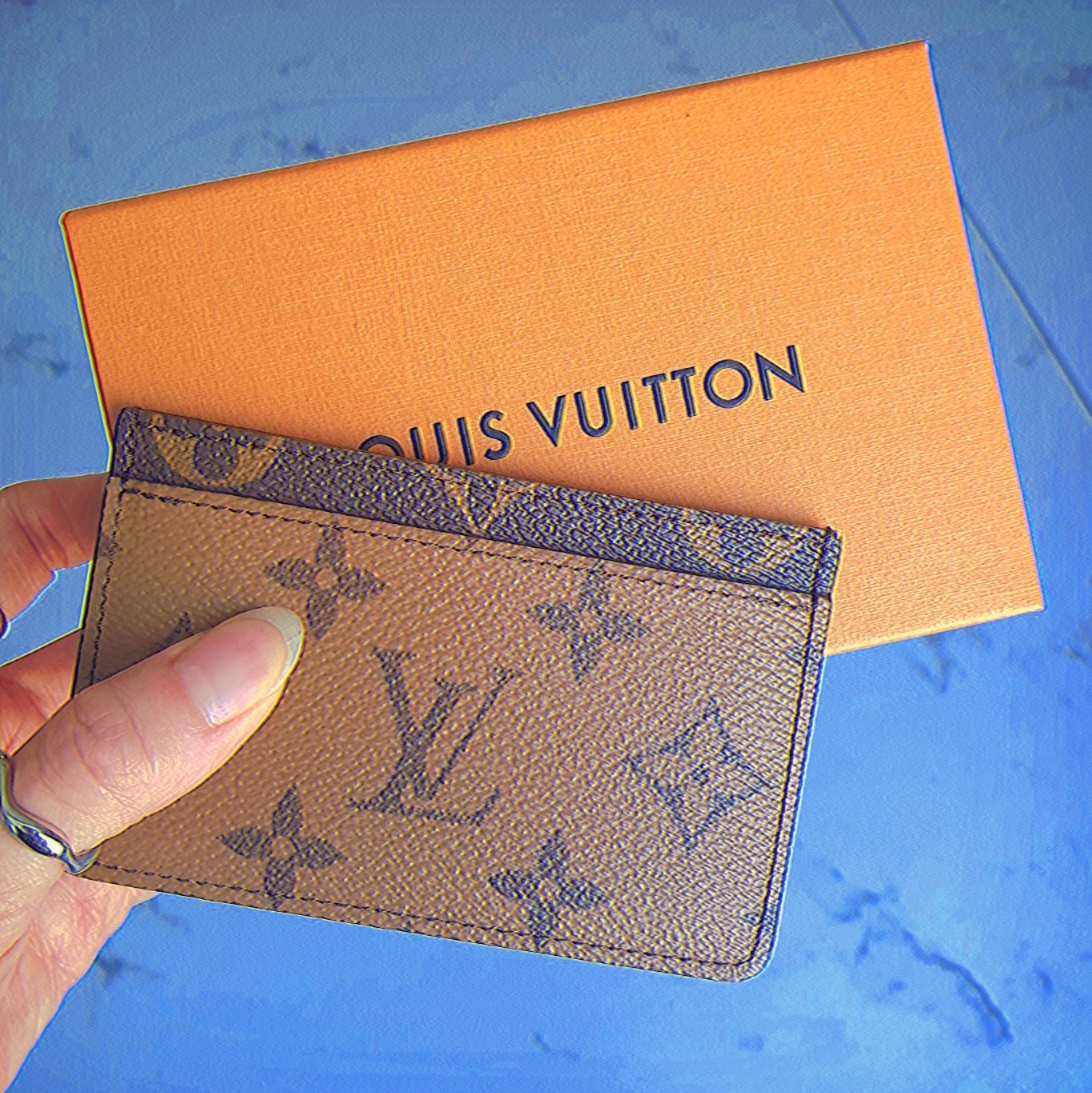 Louis Vuitton Card Holder Monogram and Monogram Reversed 착용 스타일