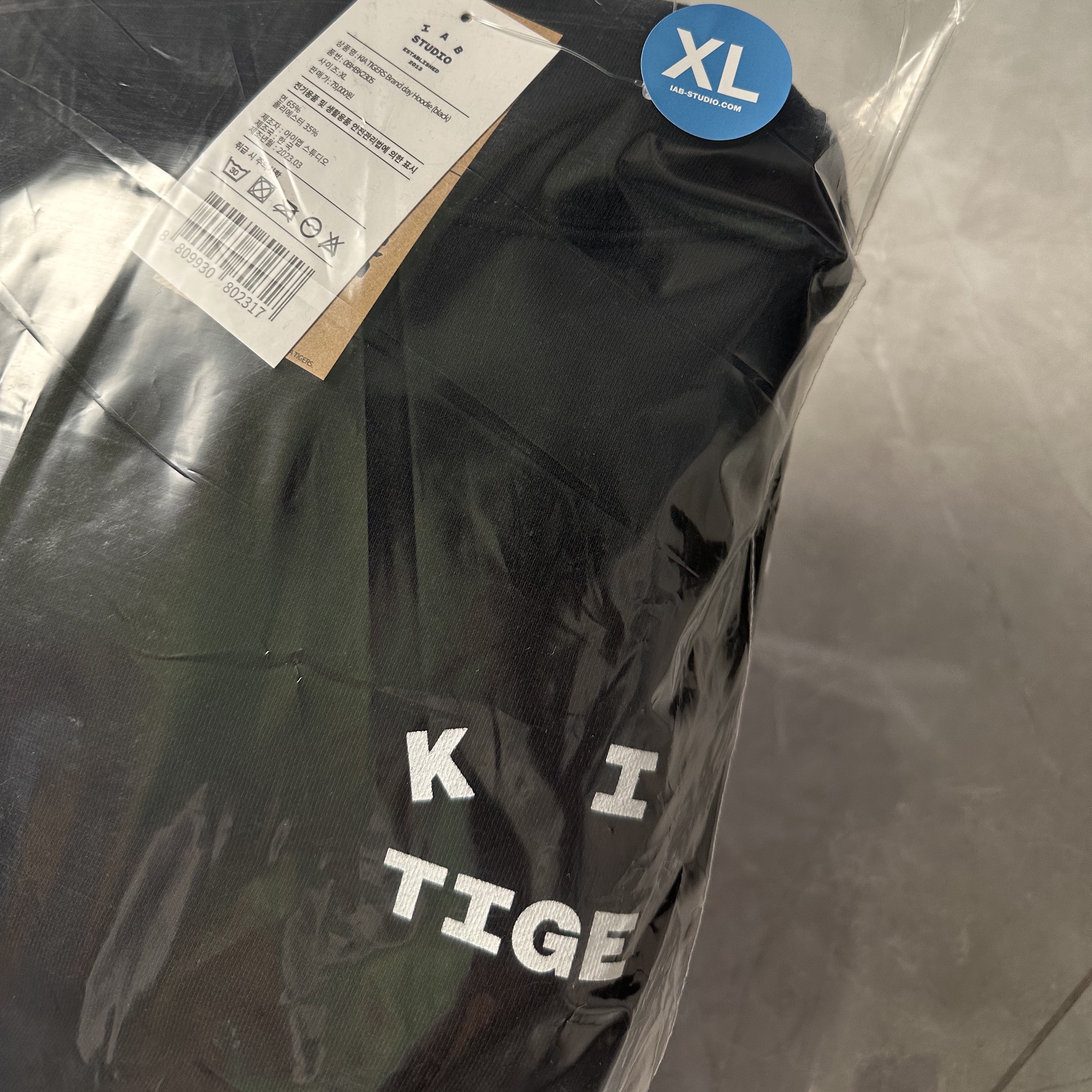 Kia Tigers x IAB Studio Brand Day Hoodie Black 착용 스타일