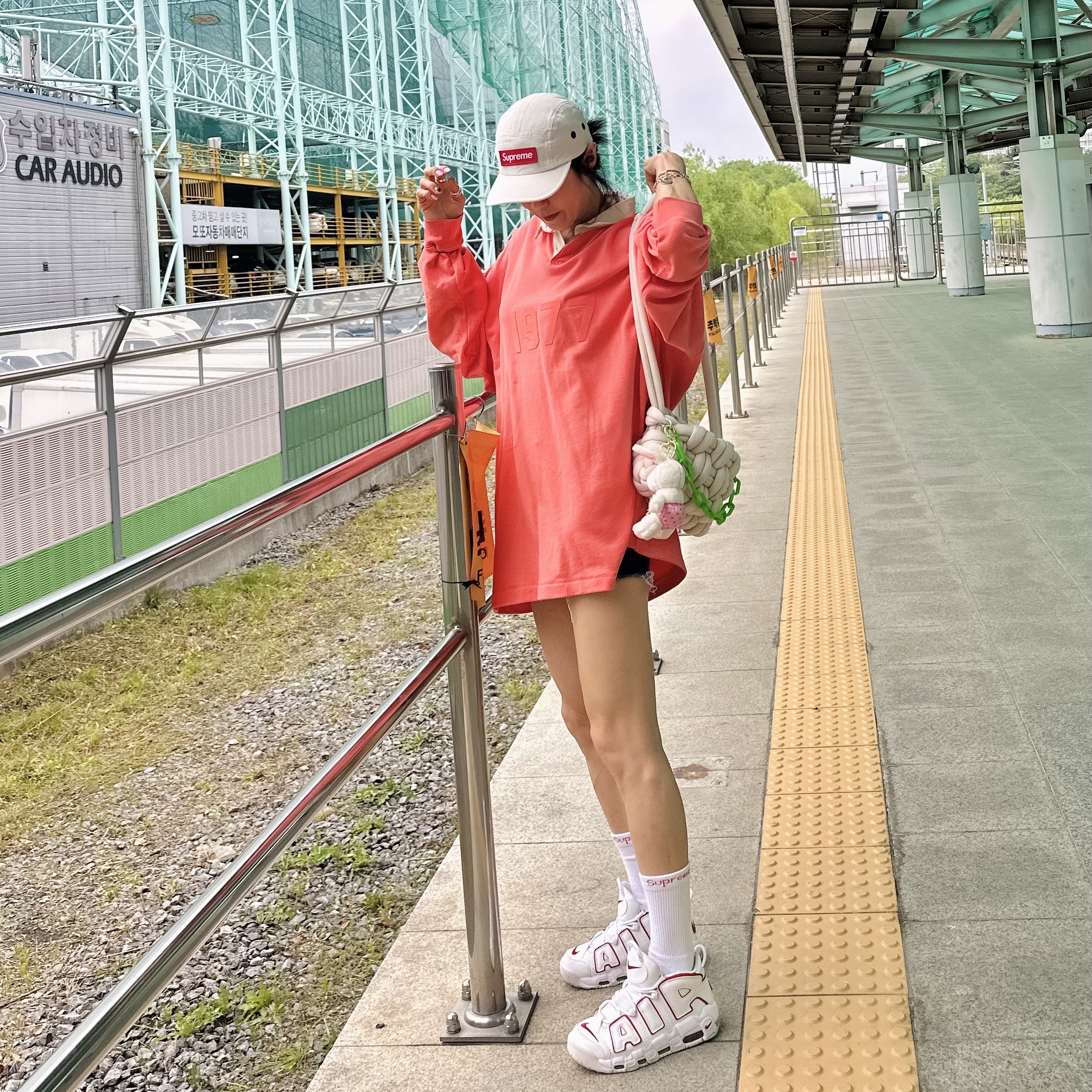 슈프림 밀리터리 캠프캡 스톤 - 22SS, 에센셜 1977 헨리 럭비 롱슬리브 폴로 코랄 - 22FW 착용 스타일 - 2