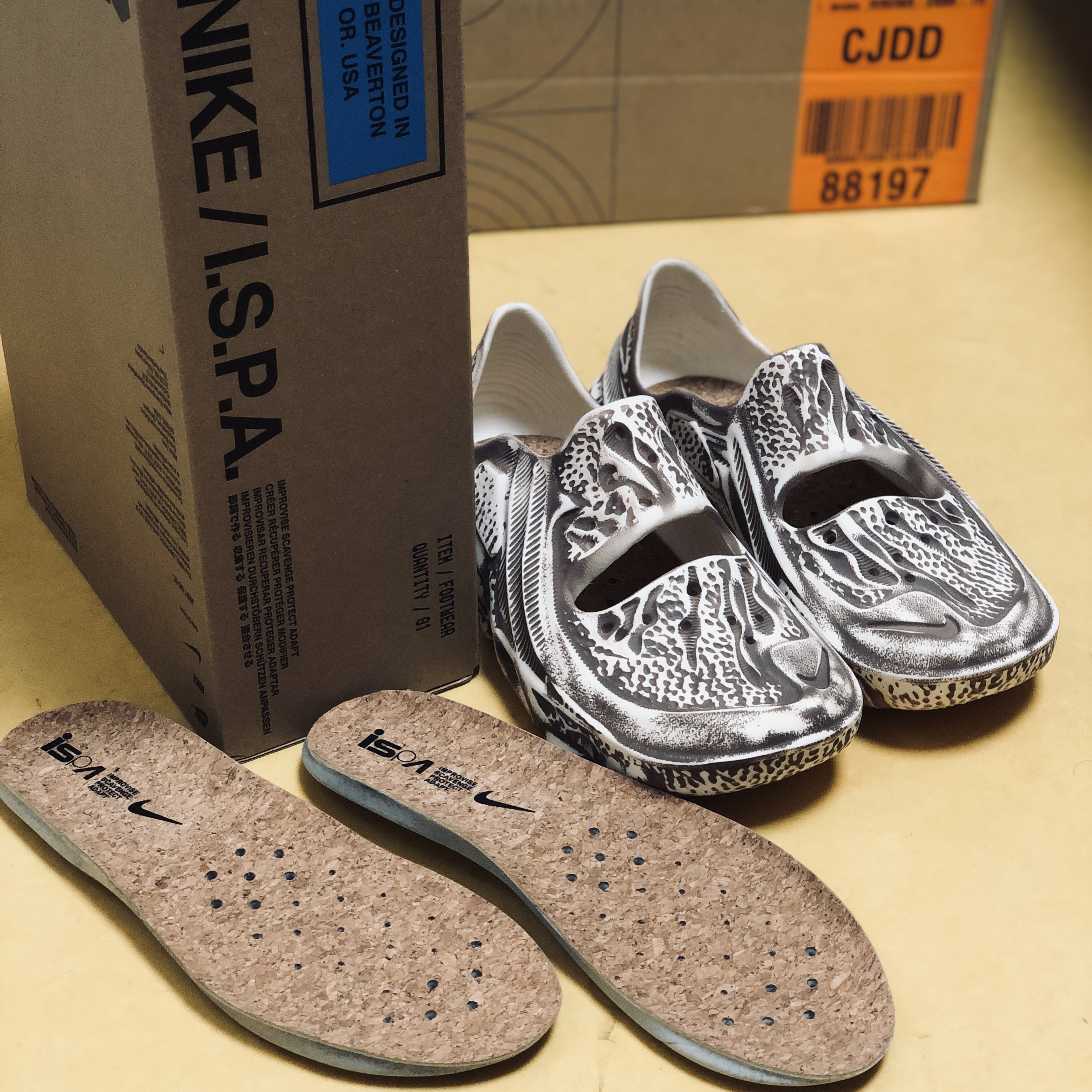 Nike ISPA Universal Natural and Desert Dust 착용 스타일