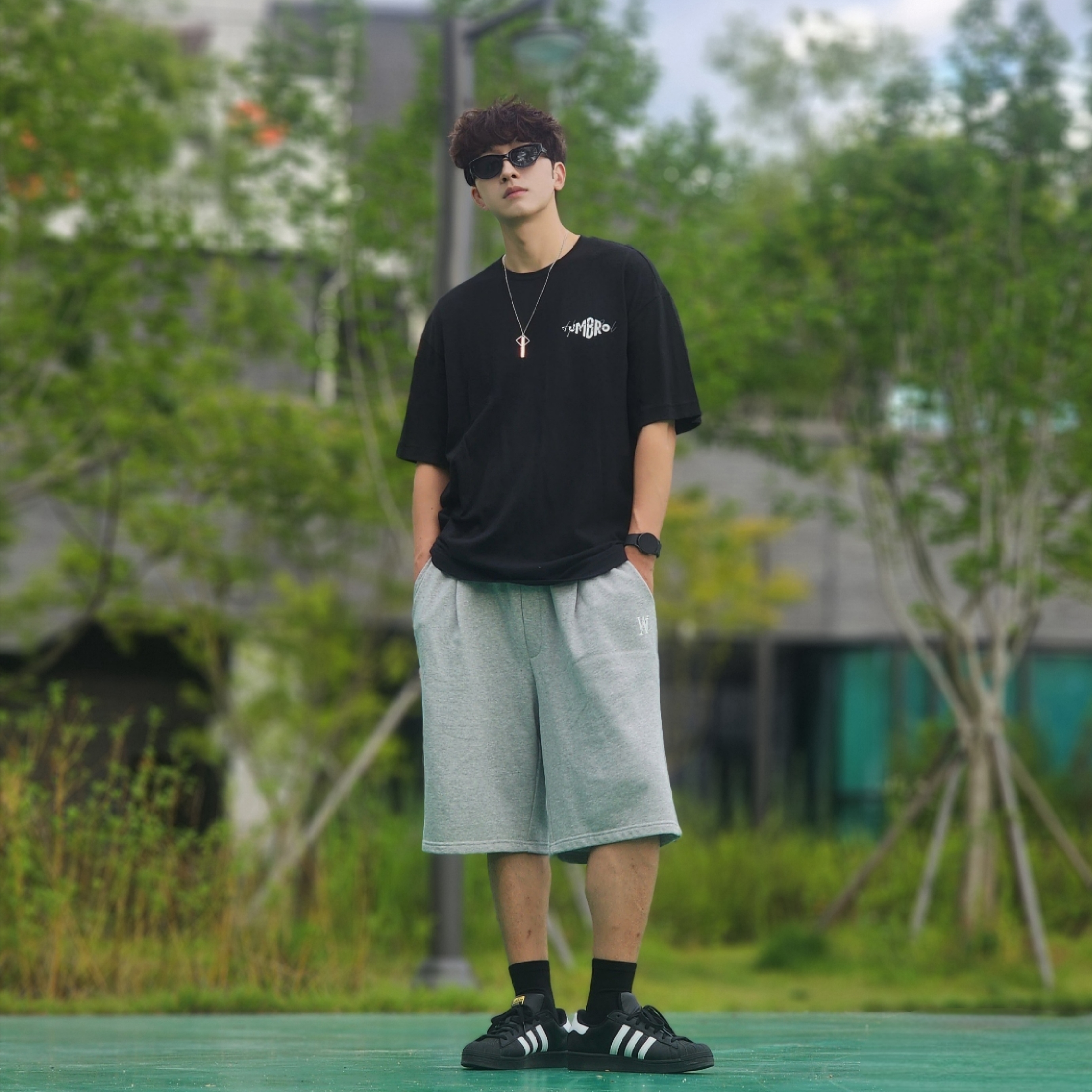아디다스 슈퍼스타 코어 블랙 화이트 착용 스타일 - 3