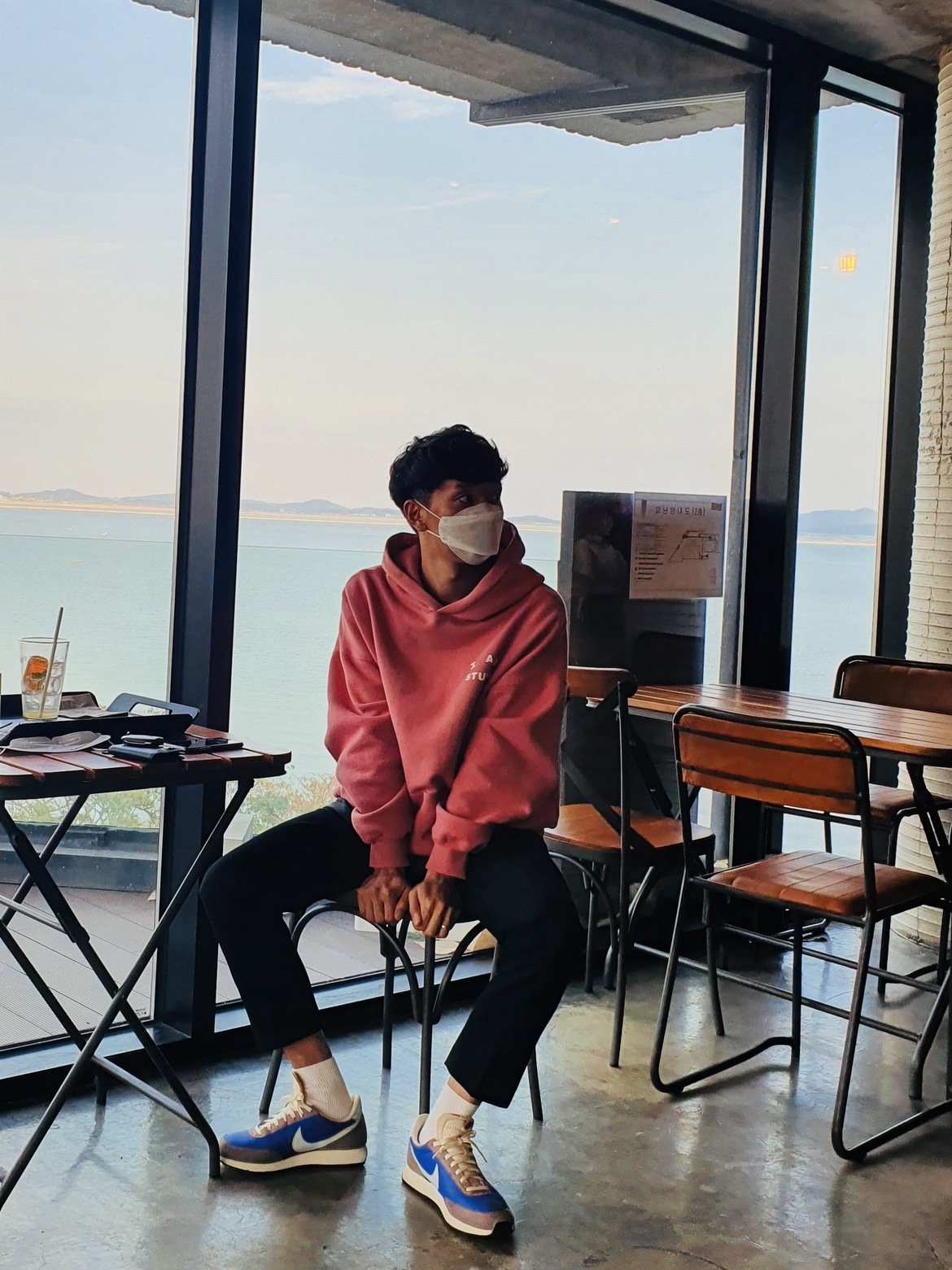 IAB Studio Pigment Hoodie & Sack Coral 착용 스타일
