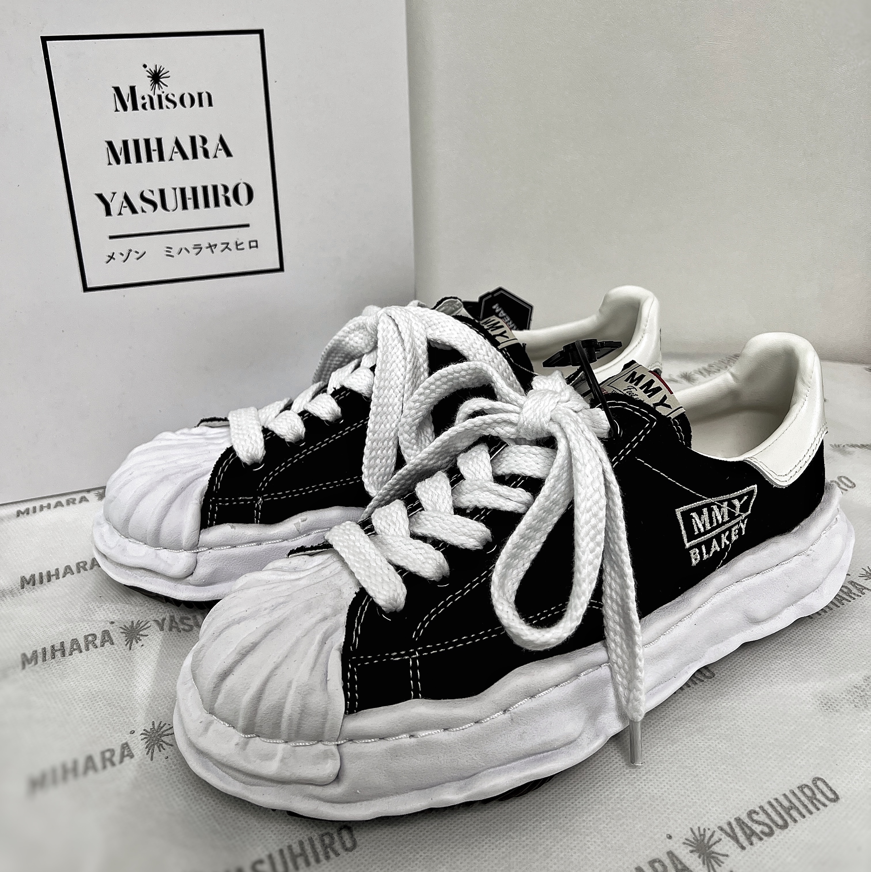 Maison Mihara Yasuhiro Blakey OG Sole Canvas Low-top Sneakers Black White 착용 스타일 - 1