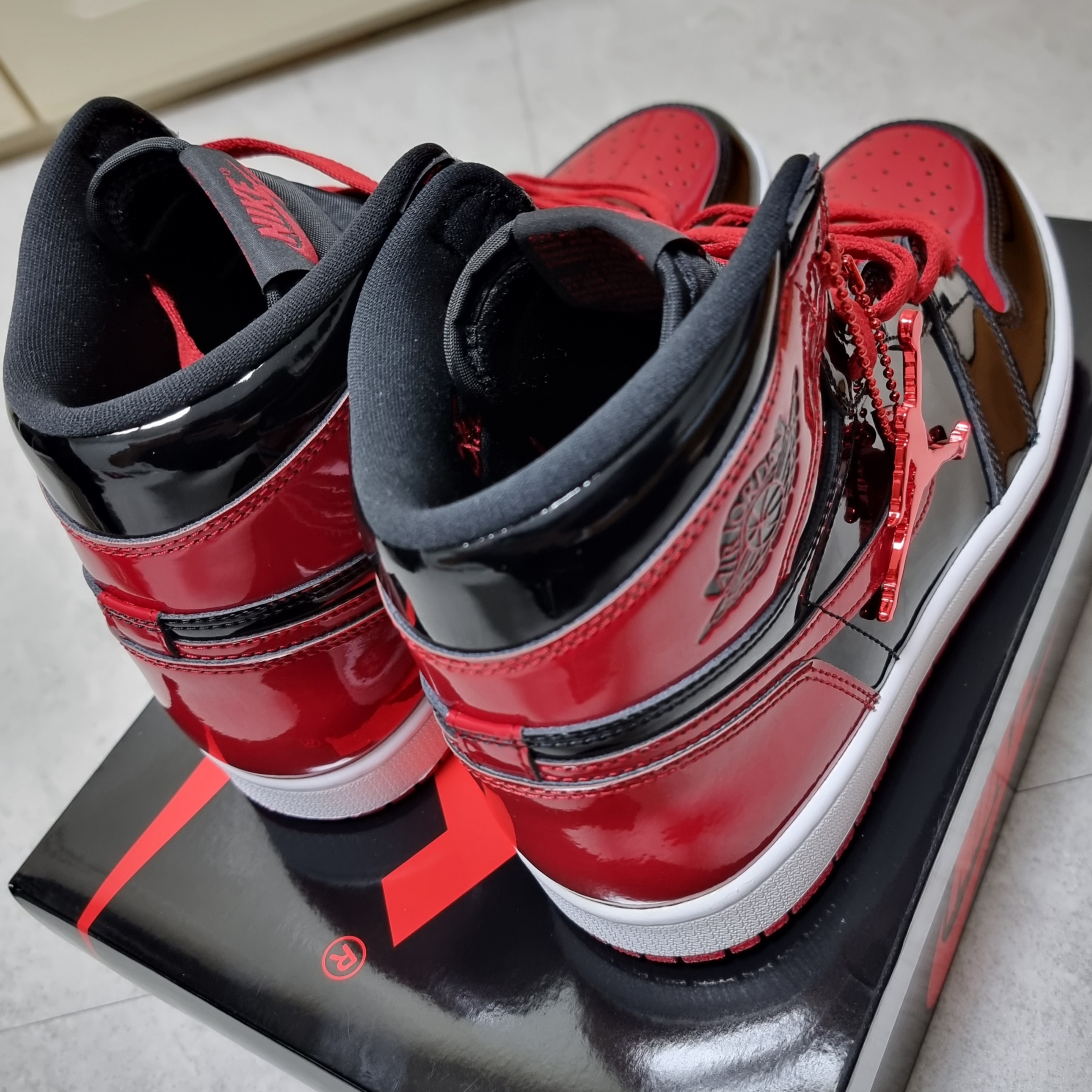 Jordan 1 Retro High OG Patent Bred, Zara Leather Cross Bag Black 착용 스타일 - 2