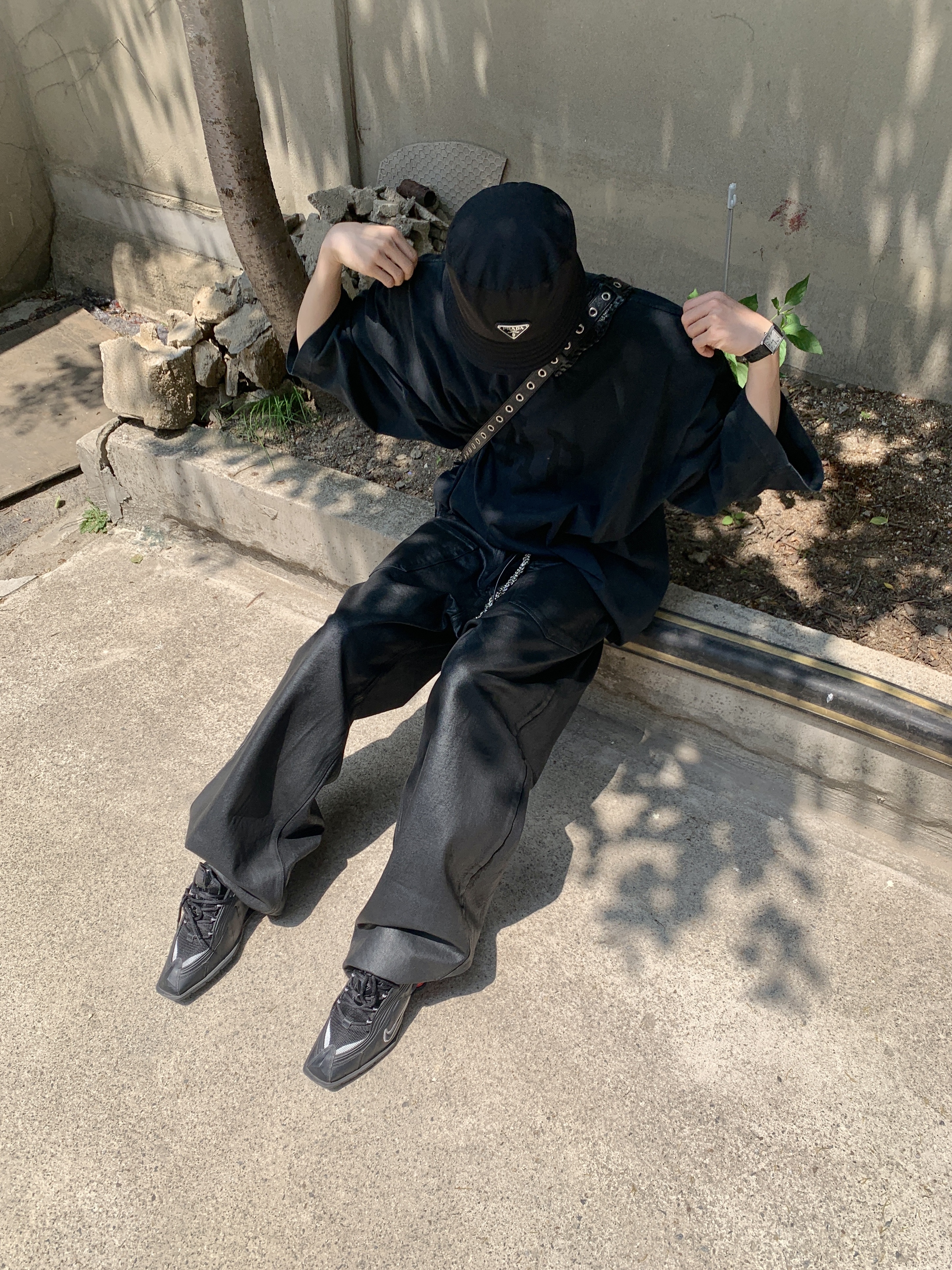 Prada Re-Nylon Bucket Hat Black, Project G/R Oversized Convertible Cargo Pants Coated Black 착용 스타일 - 4