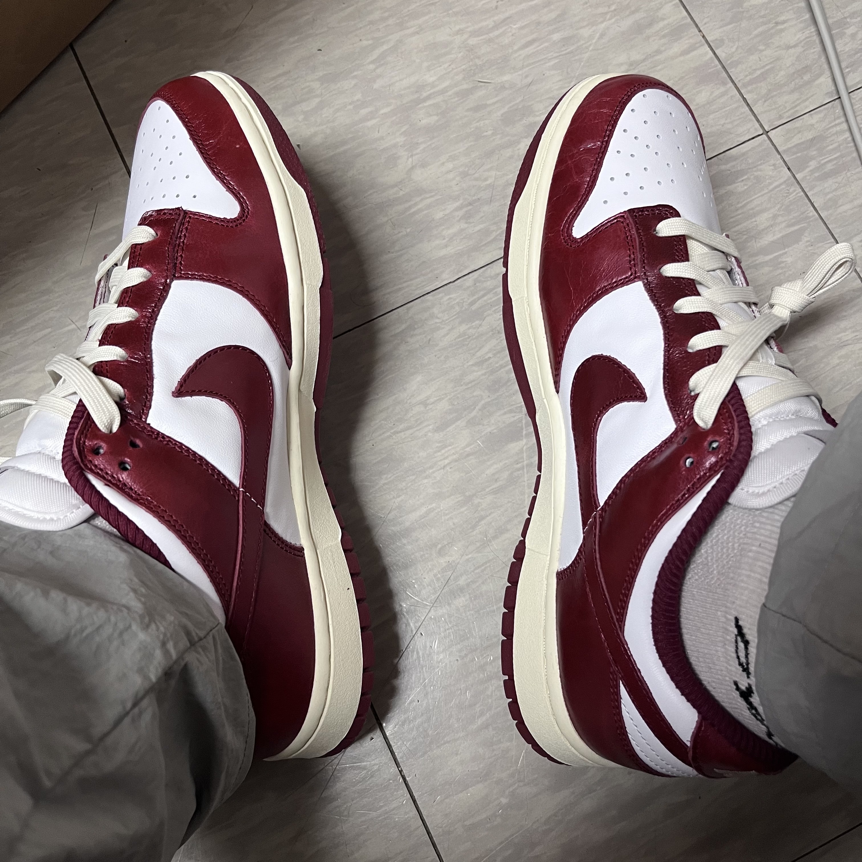 (W) Nike Dunk Low Retro PRM Team Red and White 착용 스타일 - 2