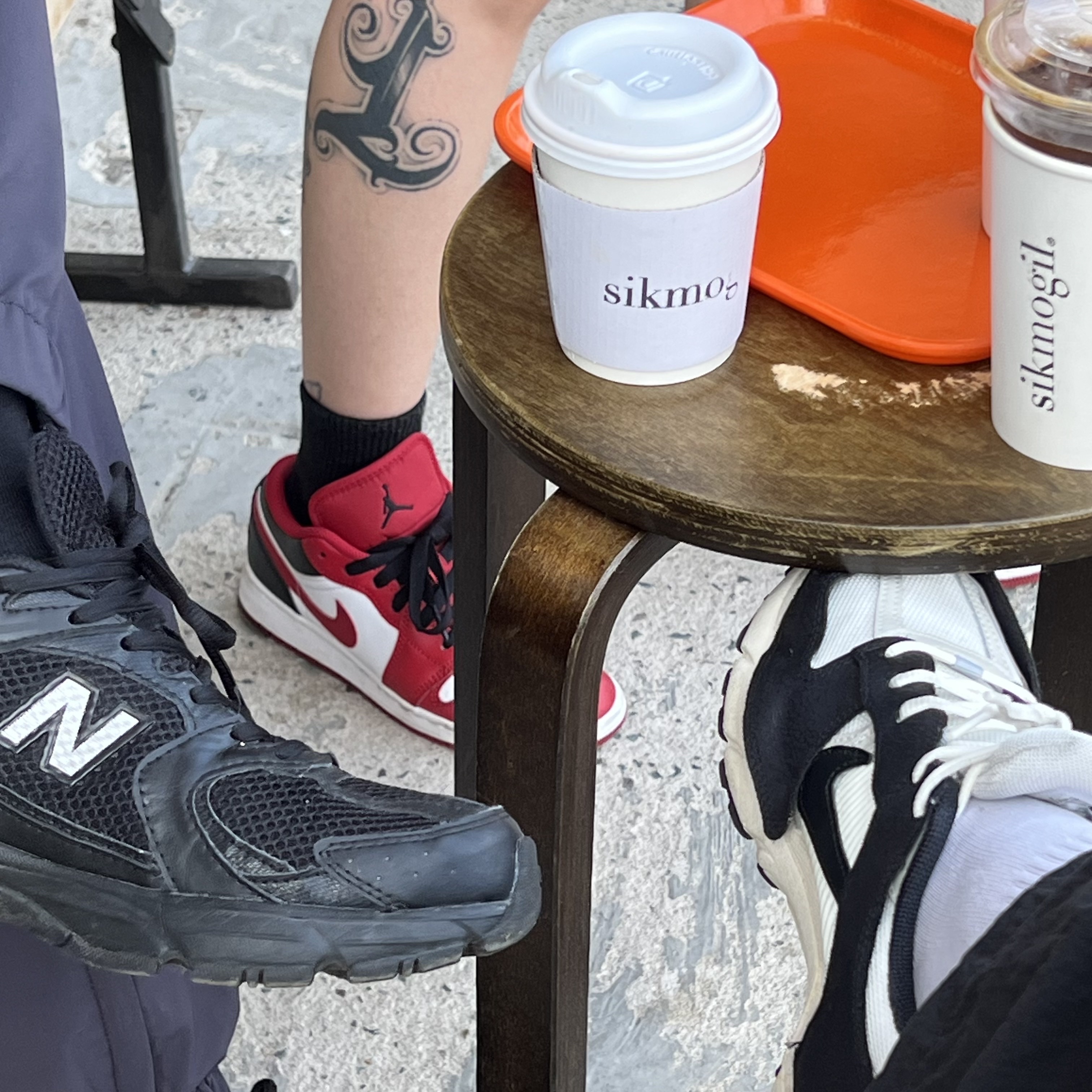 (W) Nike Zoom Vomero 5 Wolf Grey and Black, (GS) Jordan 1 Low White Gym Red Black 착용 스타일
