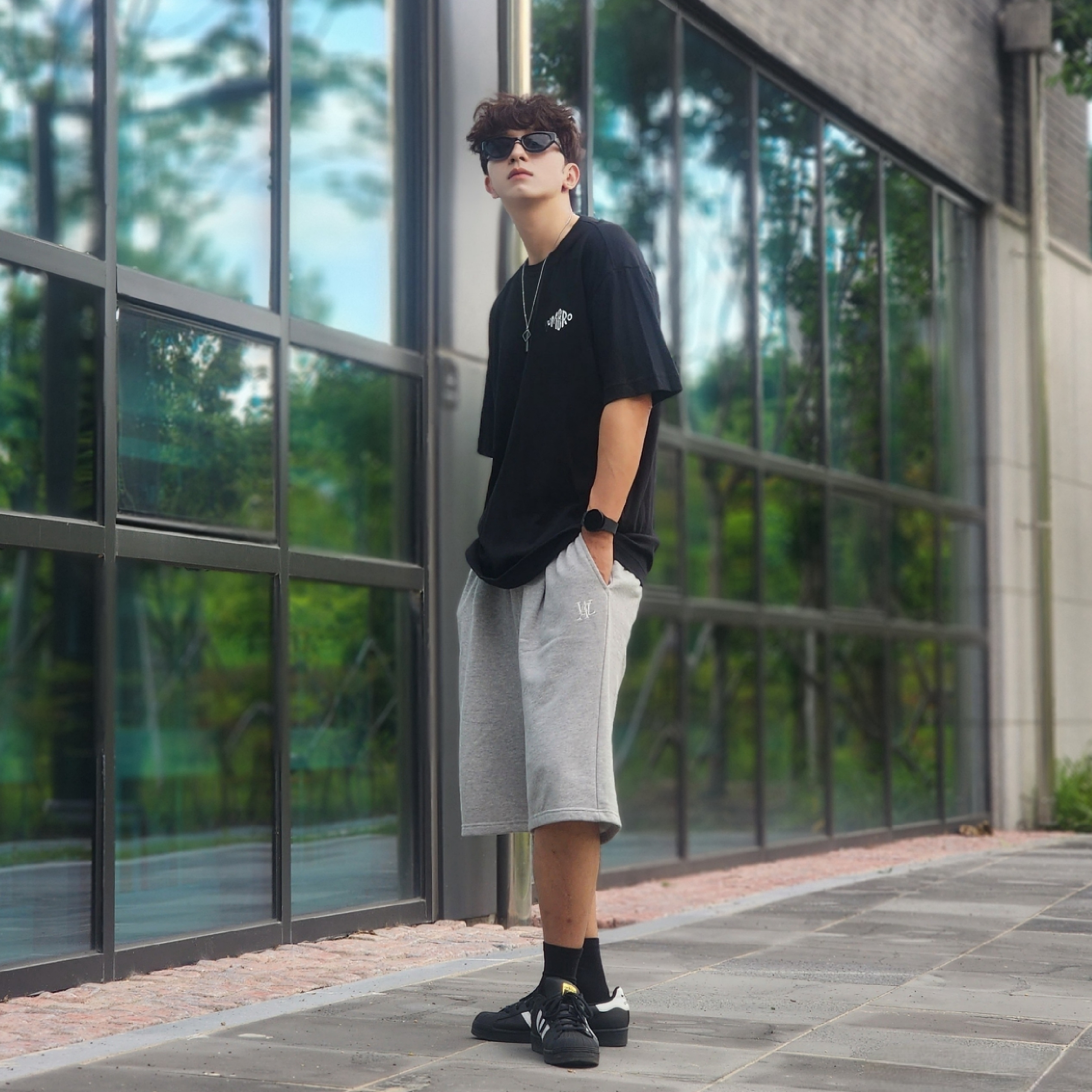 아디다스 슈퍼스타 코어 블랙 화이트 착용 스타일 - 5