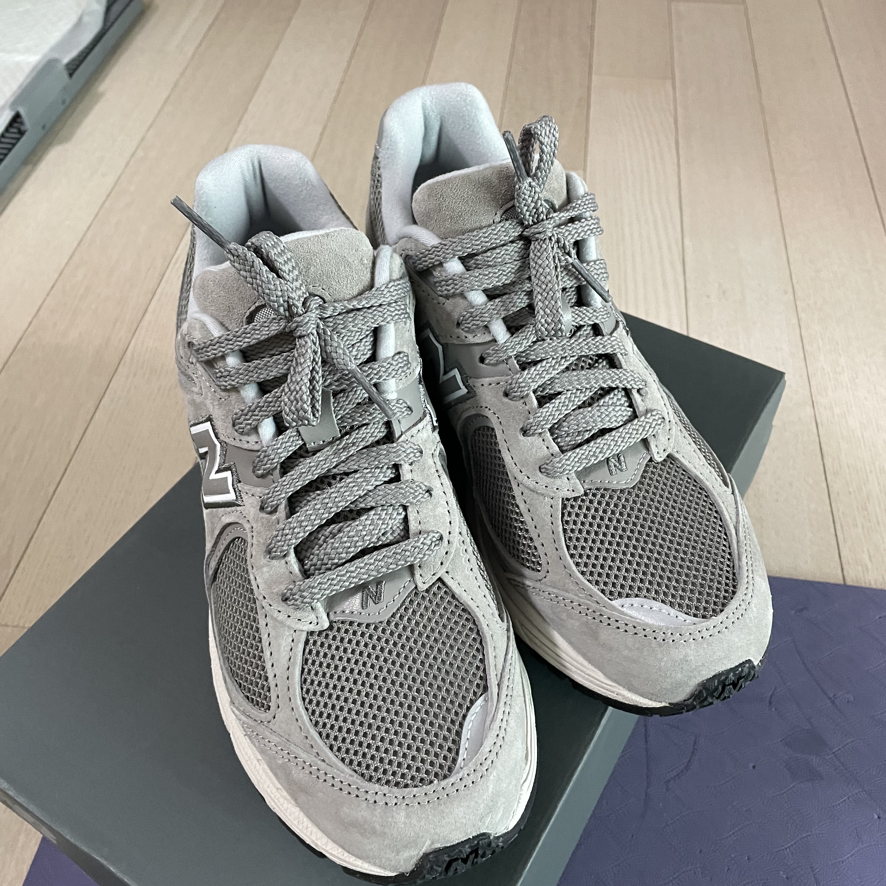 New Balance 2002R Grey 착용 스타일 - 3