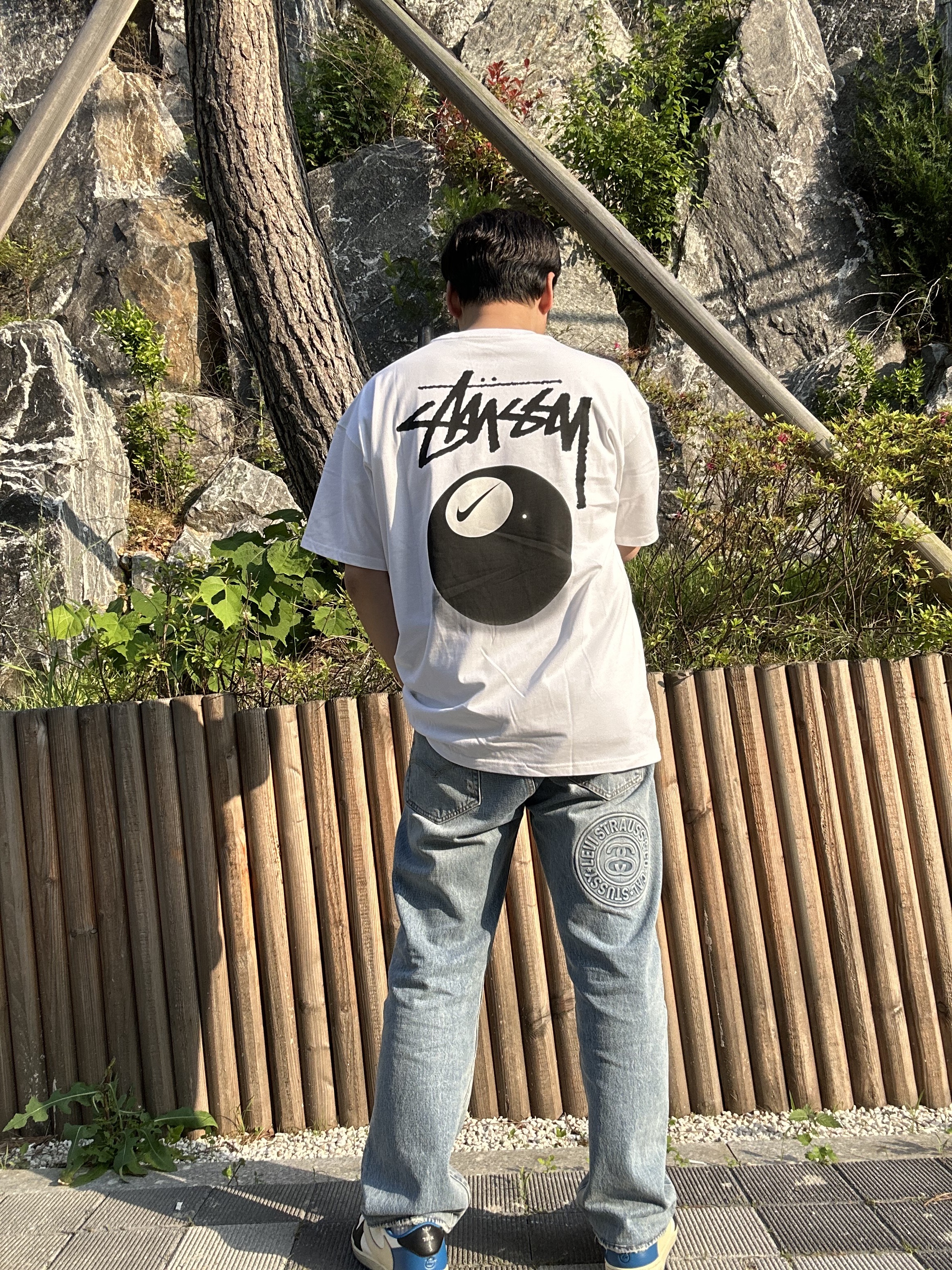 Nike x Stussy NRG FL SS 8 Ball T-Shirt White (DO9322-100), Stussy x Levi's Embossed 501 Jean Indigo 착용 스타일 - 1