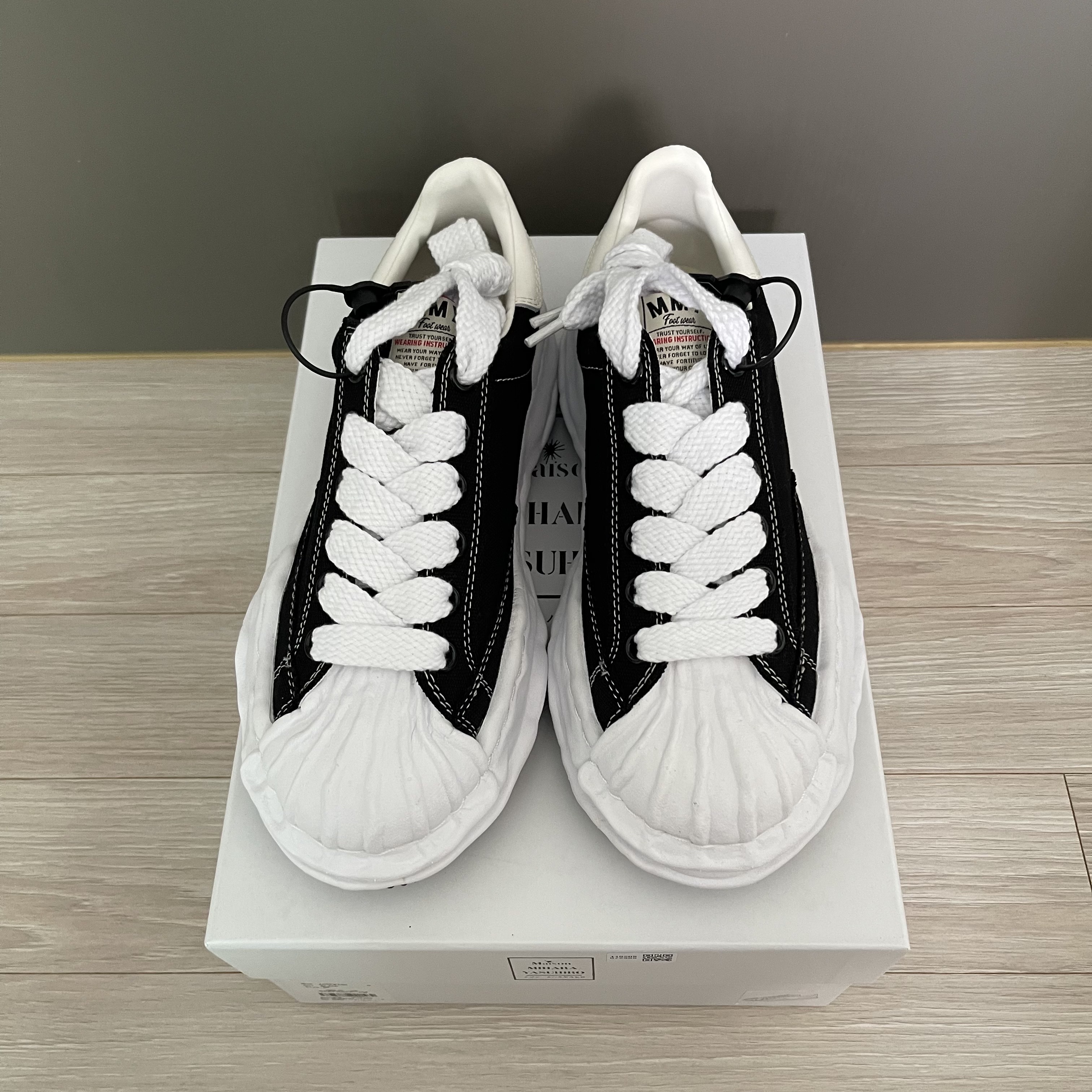 Maison Mihara Yasuhiro Blakey OG Sole Canvas Low-top Sneakers Black White 착용 스타일 - 2