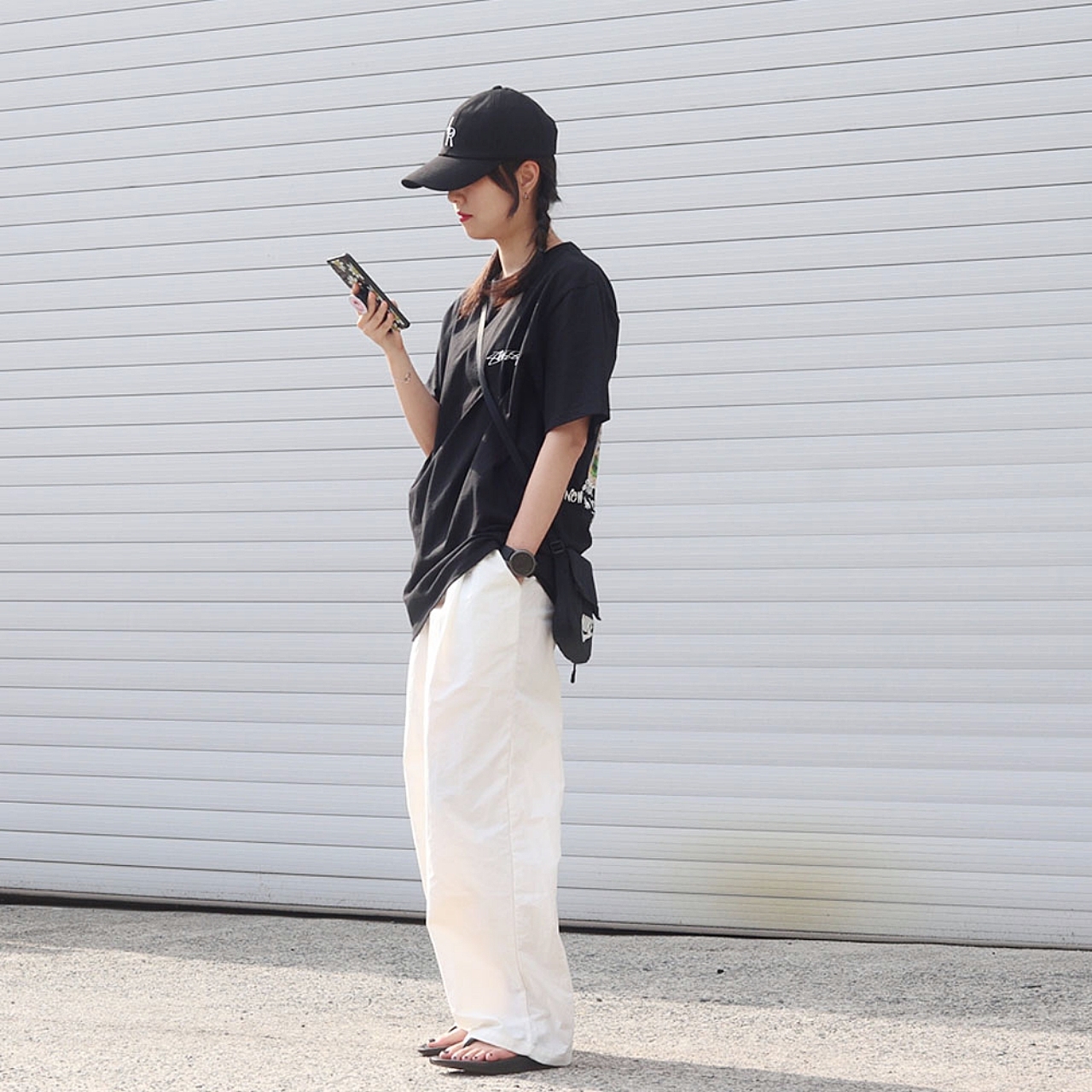Stussy Sphinx T-shirt Black, Nike NSW Futura 365 Crossbody Bag 3L Black 착용 스타일 - 1